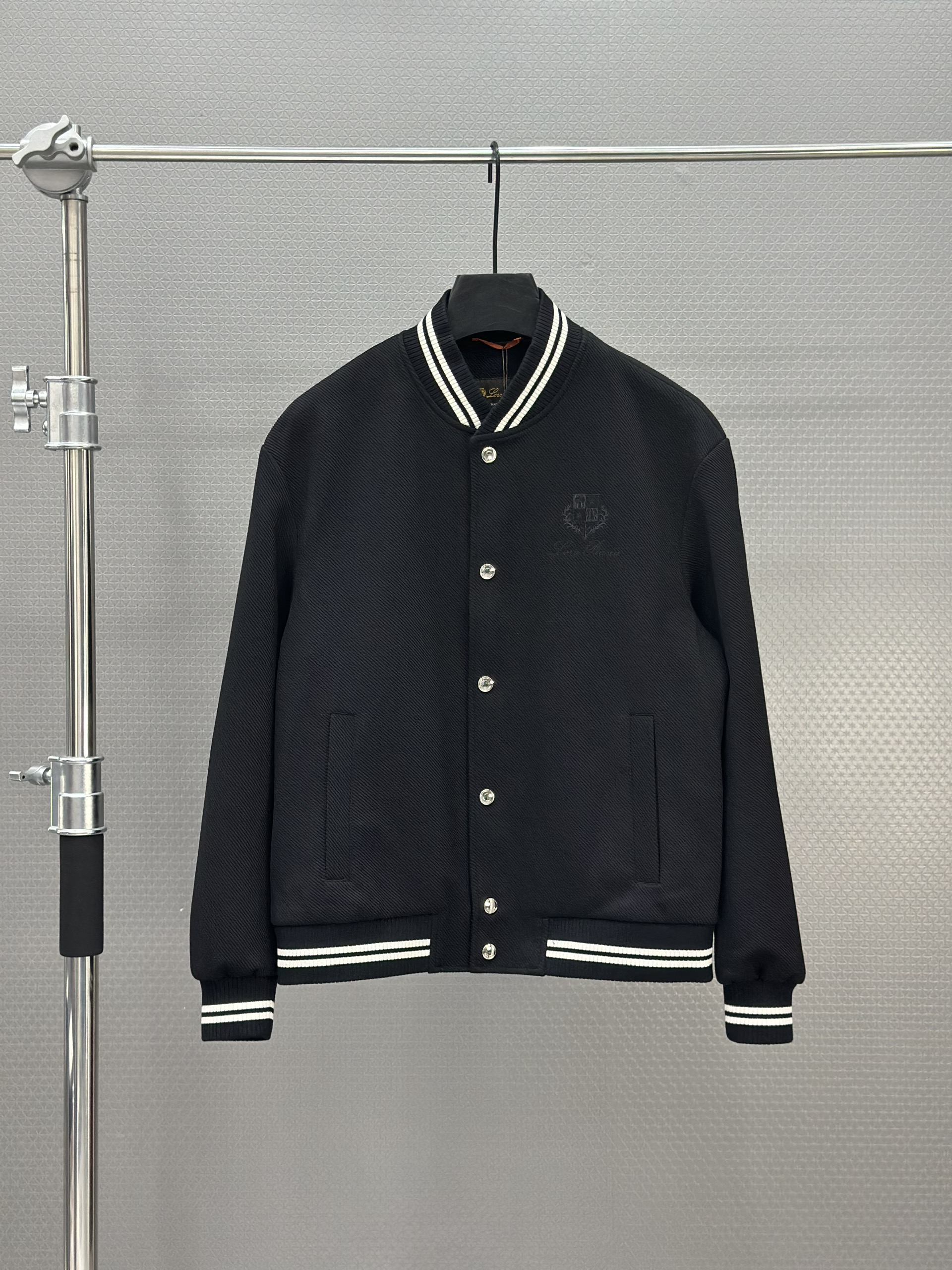 Áo khoác dạ Lora Đen kẻ viền Trắng Like Auth 48-52 VTN