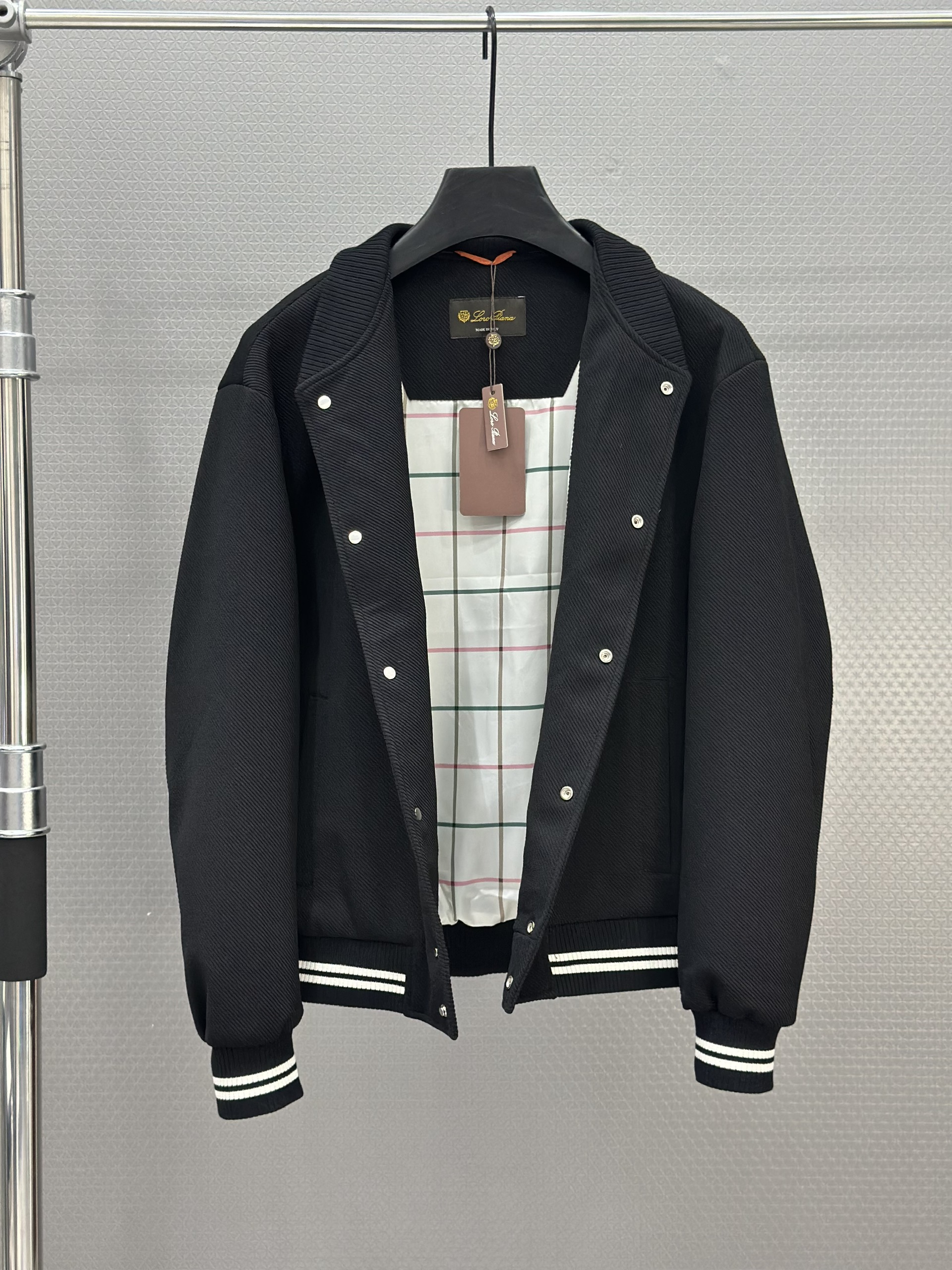 Áo khoác dạ Lora Đen kẻ viền Trắng Like Auth 48-52 VTN