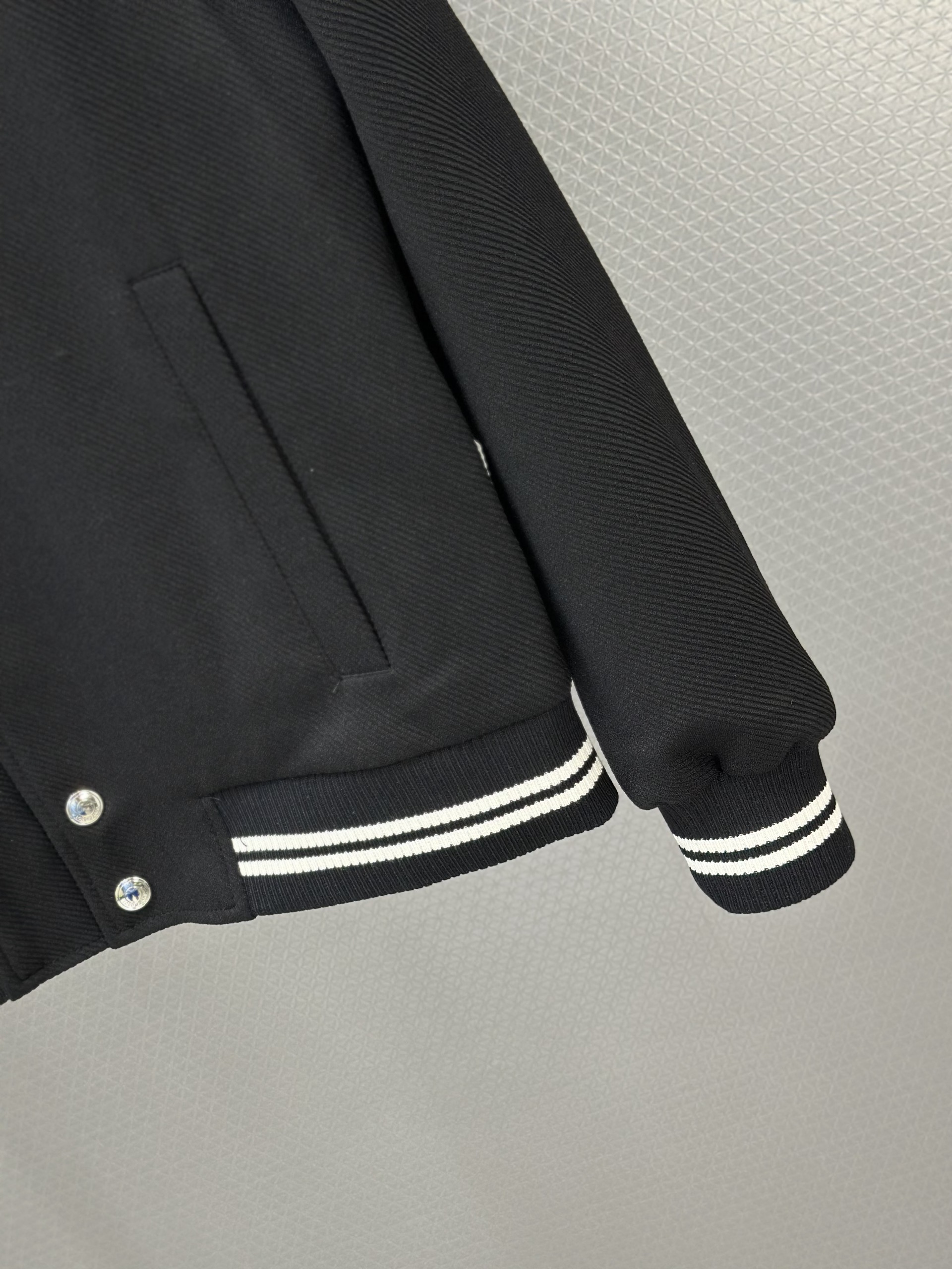 Áo khoác dạ Lora Đen kẻ viền Trắng Like Auth 48-52 VTN