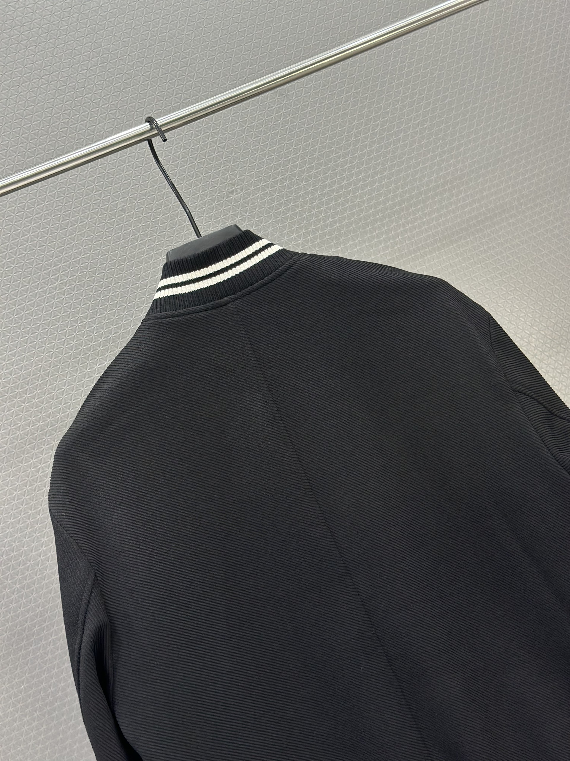 Áo khoác dạ Lora Đen kẻ viền Trắng Like Auth 48-52 VTN