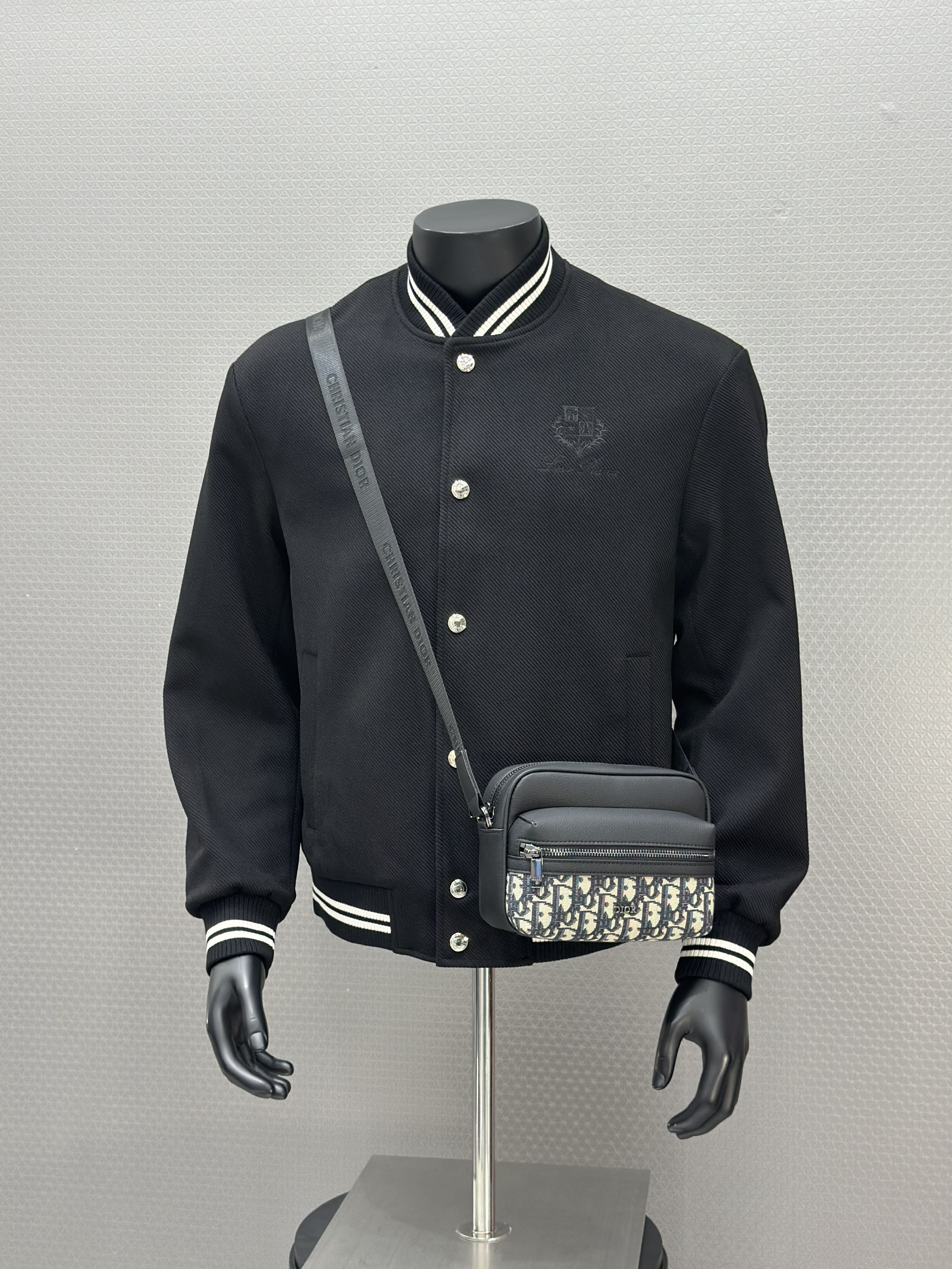 Áo khoác dạ Lora Đen kẻ viền Trắng Like Auth 48-52 VTN