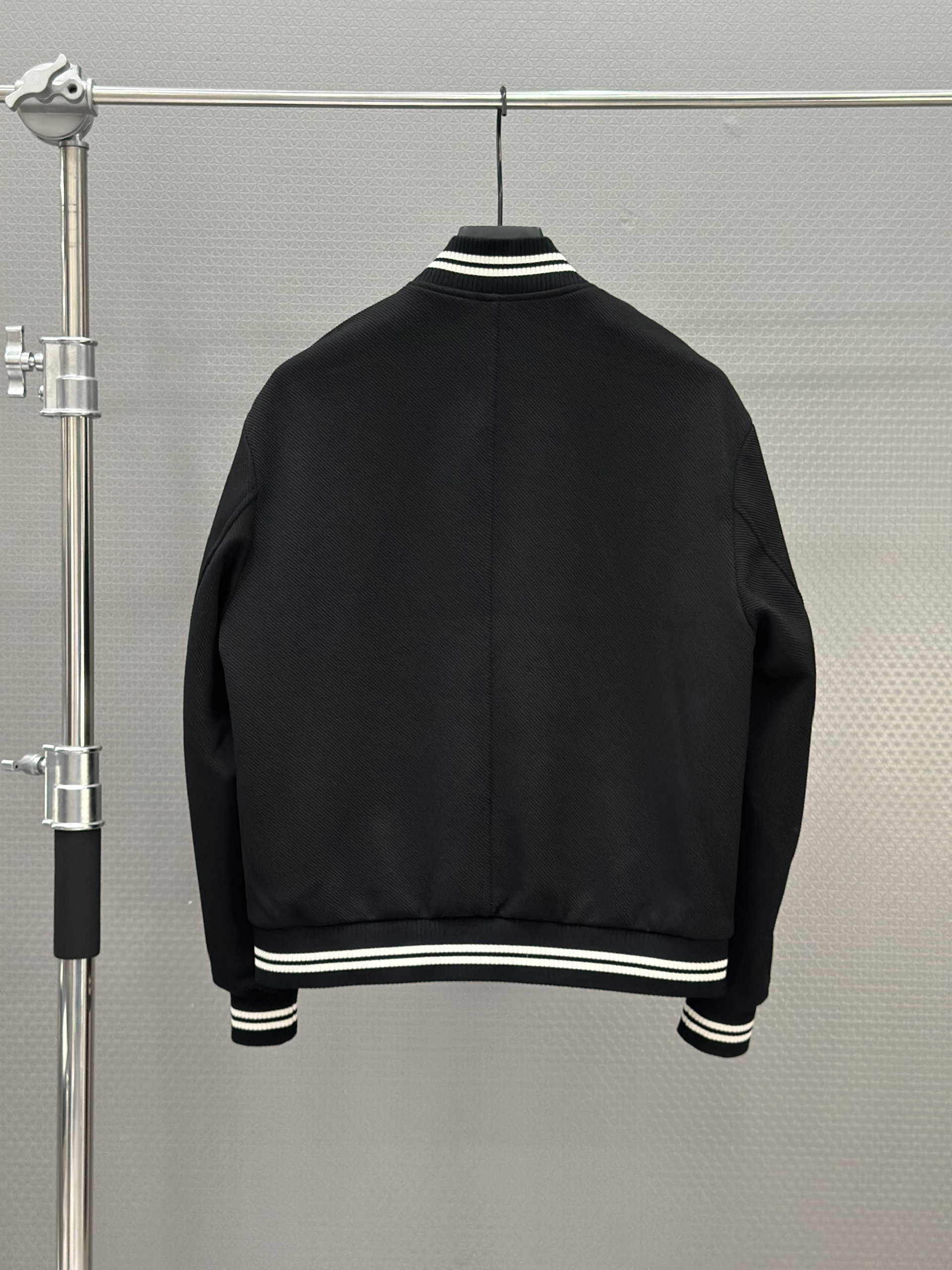 Áo khoác dạ Lora Đen kẻ viền Trắng Like Auth 48-52 VTN