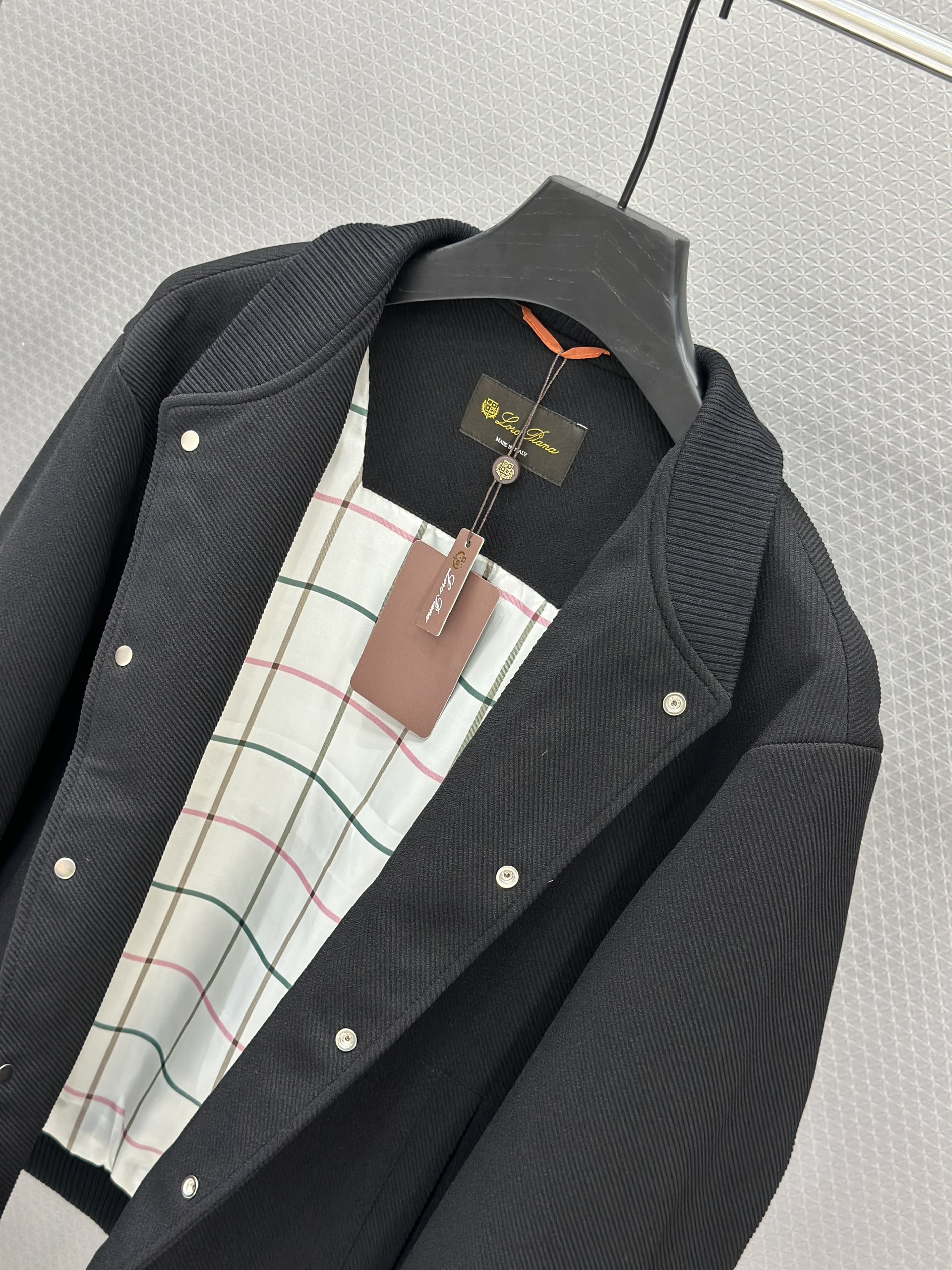 Áo khoác dạ Lora Đen kẻ viền Trắng Like Auth 48-52 VTN