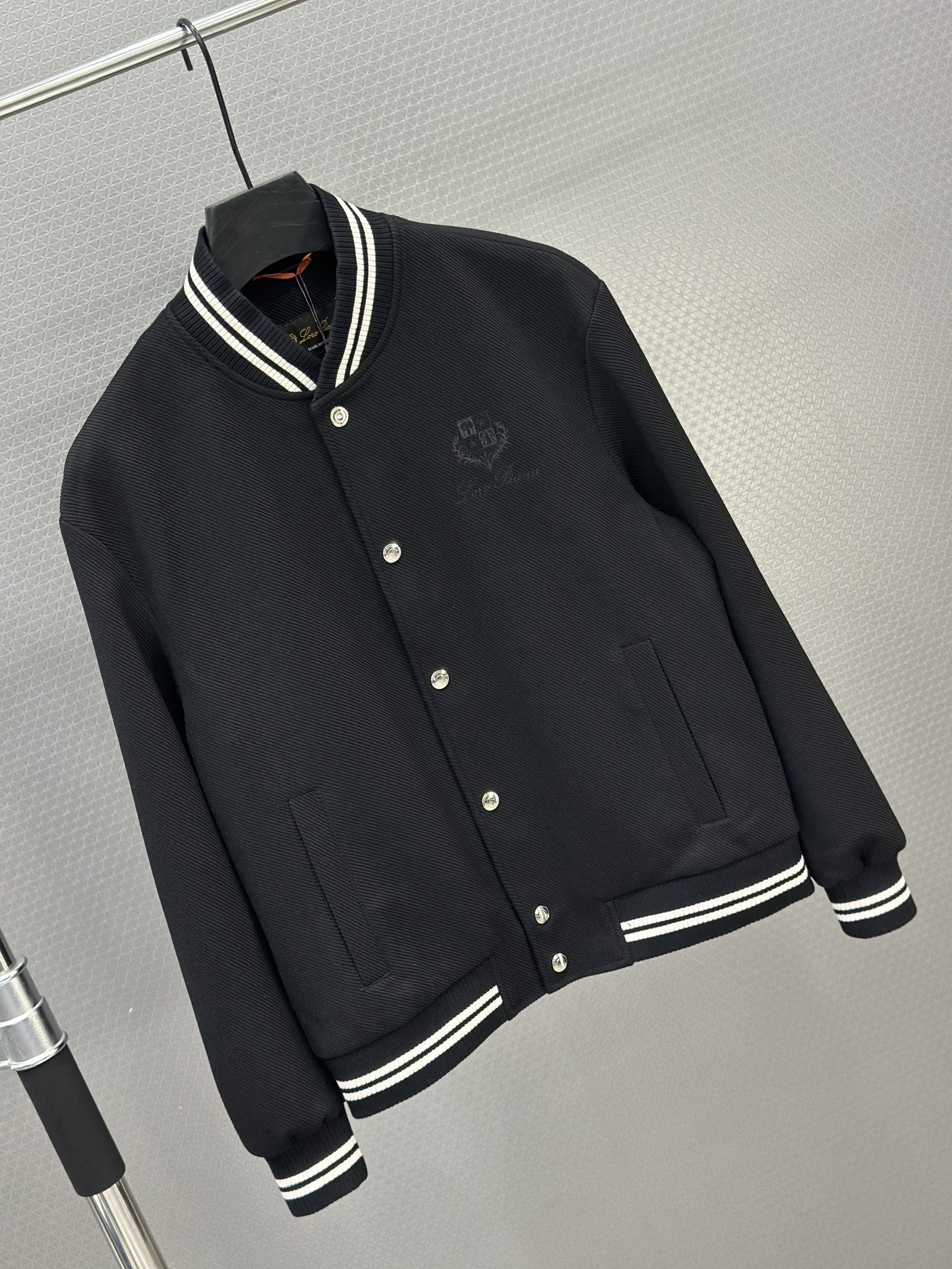 Áo khoác dạ Lora Đen kẻ viền Trắng Like Auth 48-52 VTN