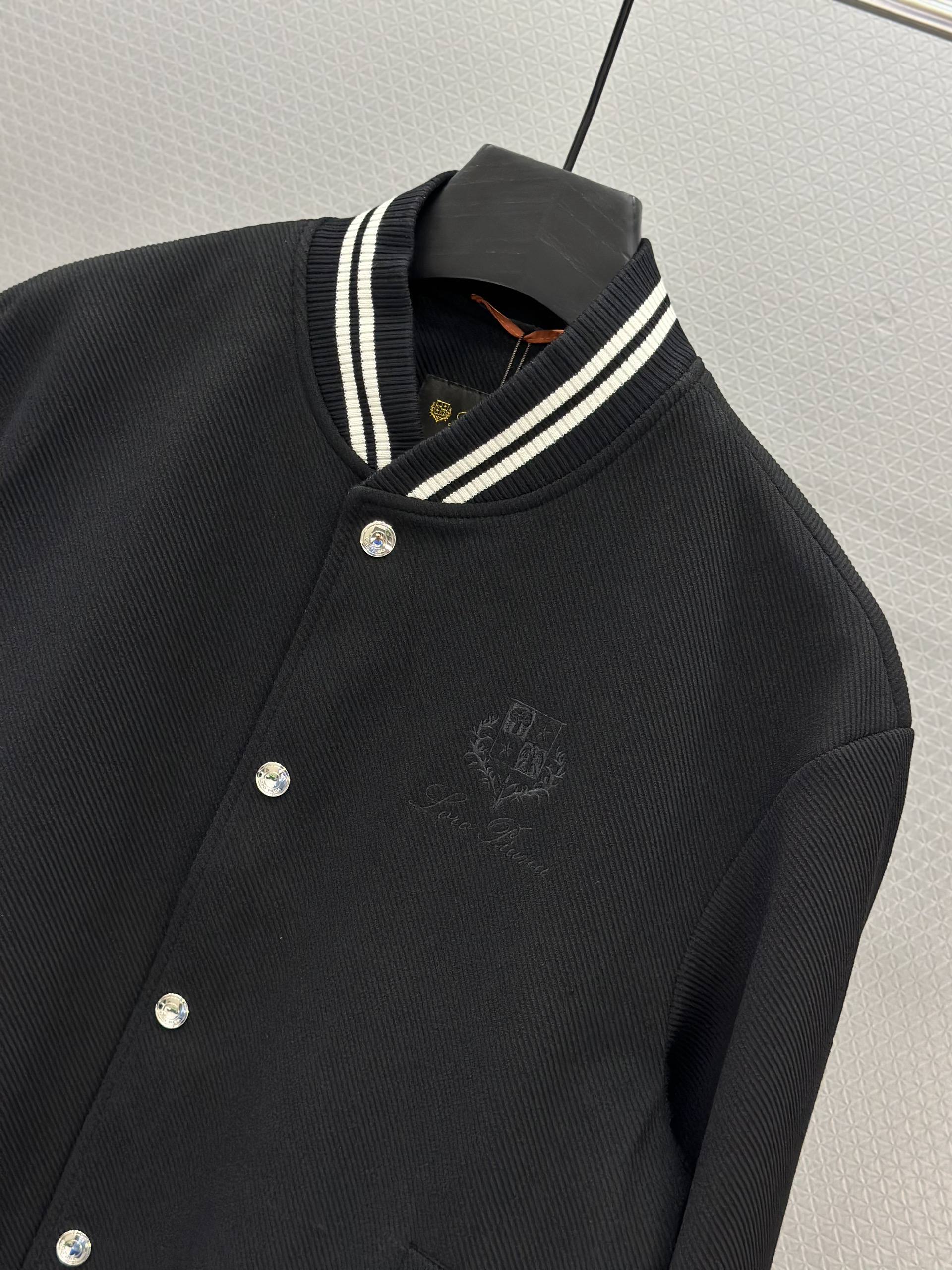 Áo khoác dạ Lora Đen kẻ viền Trắng Like Auth 48-52 VTN