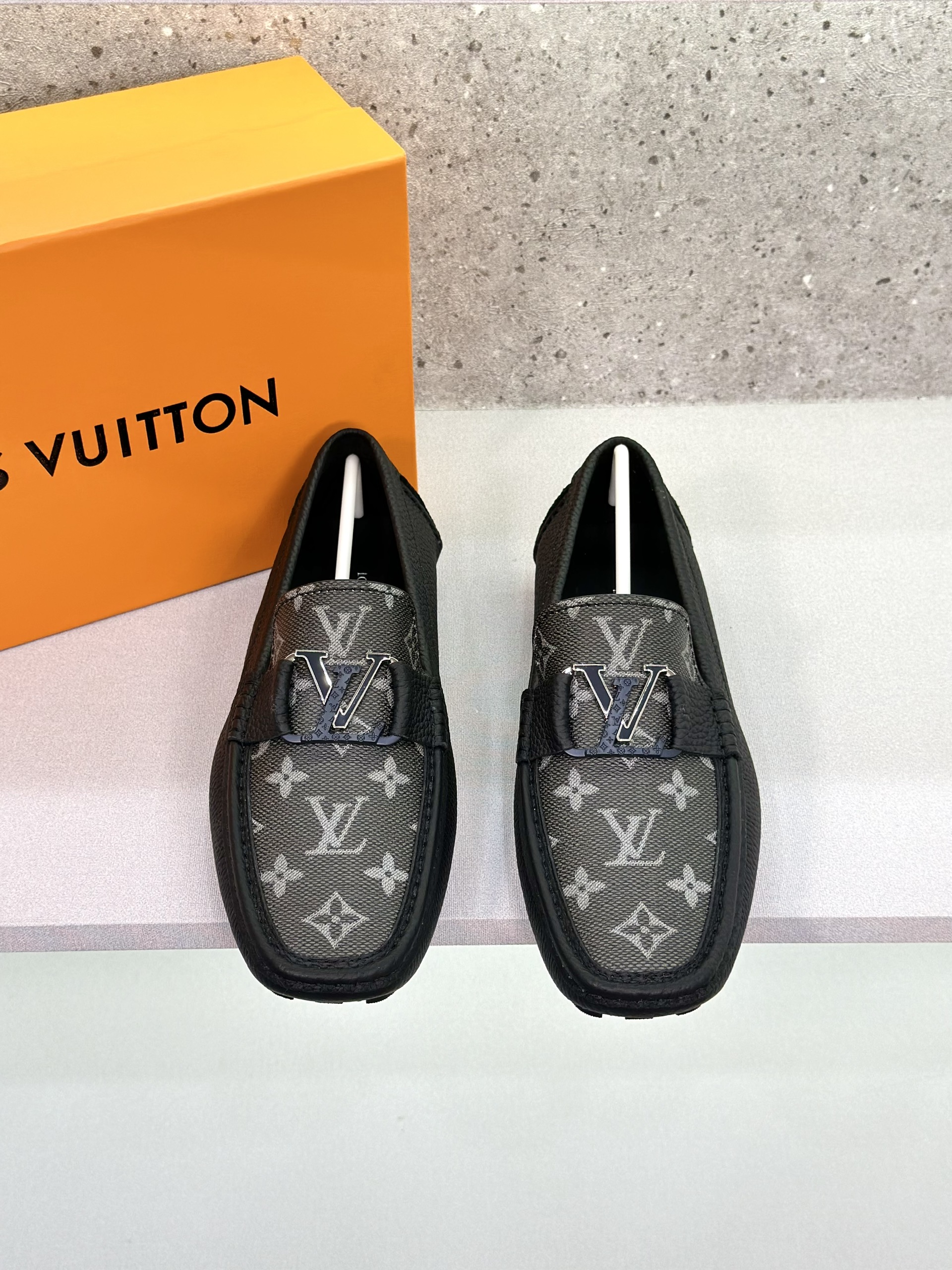Giày lười moca Louis Vuitton LV Đen sần họa tiết hoa vân logo LV Xám Trắng Like Auth 1-1 on web fullbox VTN