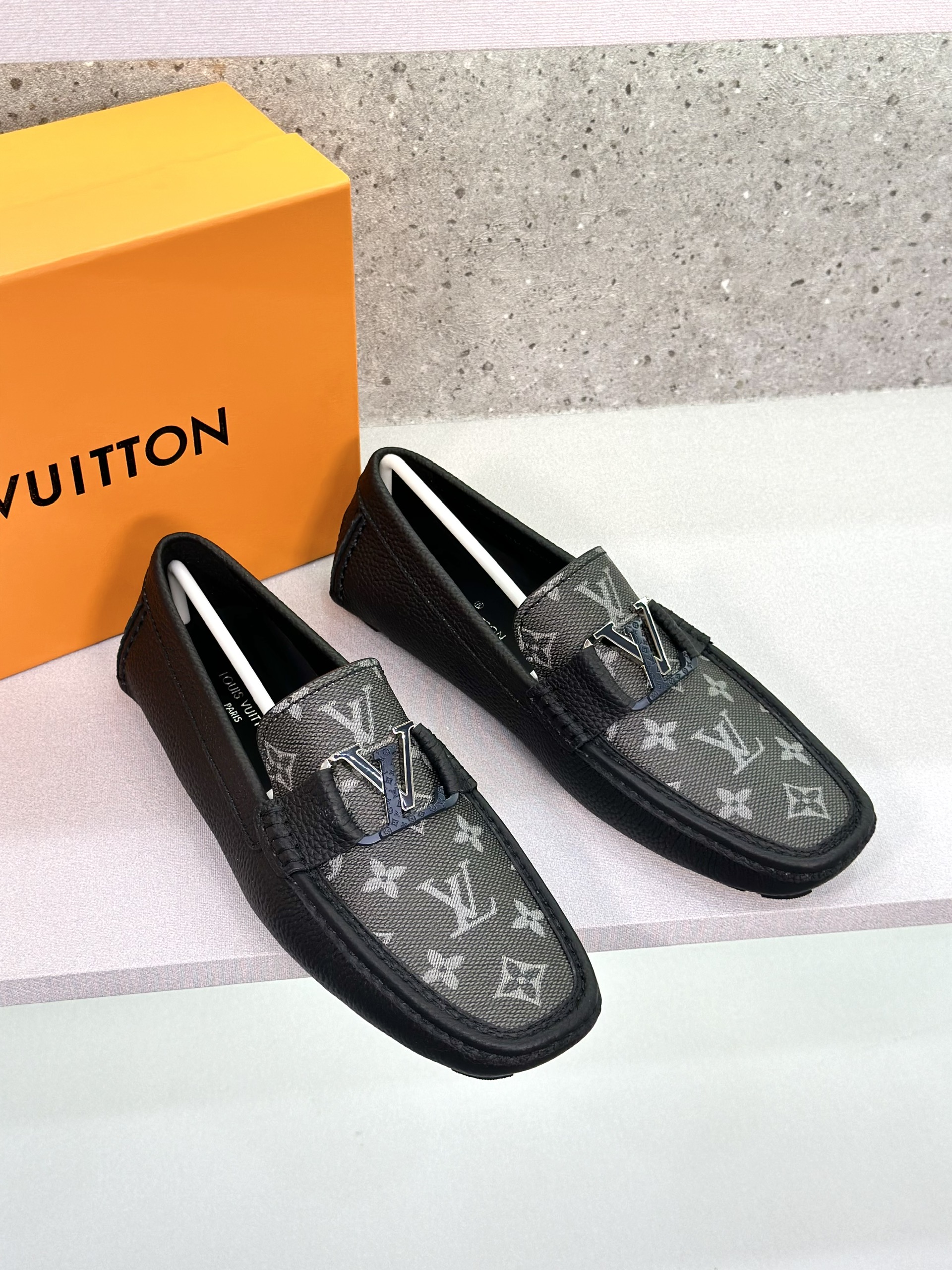 Giày lười moca Louis Vuitton LV Đen sần họa tiết hoa vân logo LV Xám Trắng Like Auth 1-1 on web fullbox VTN