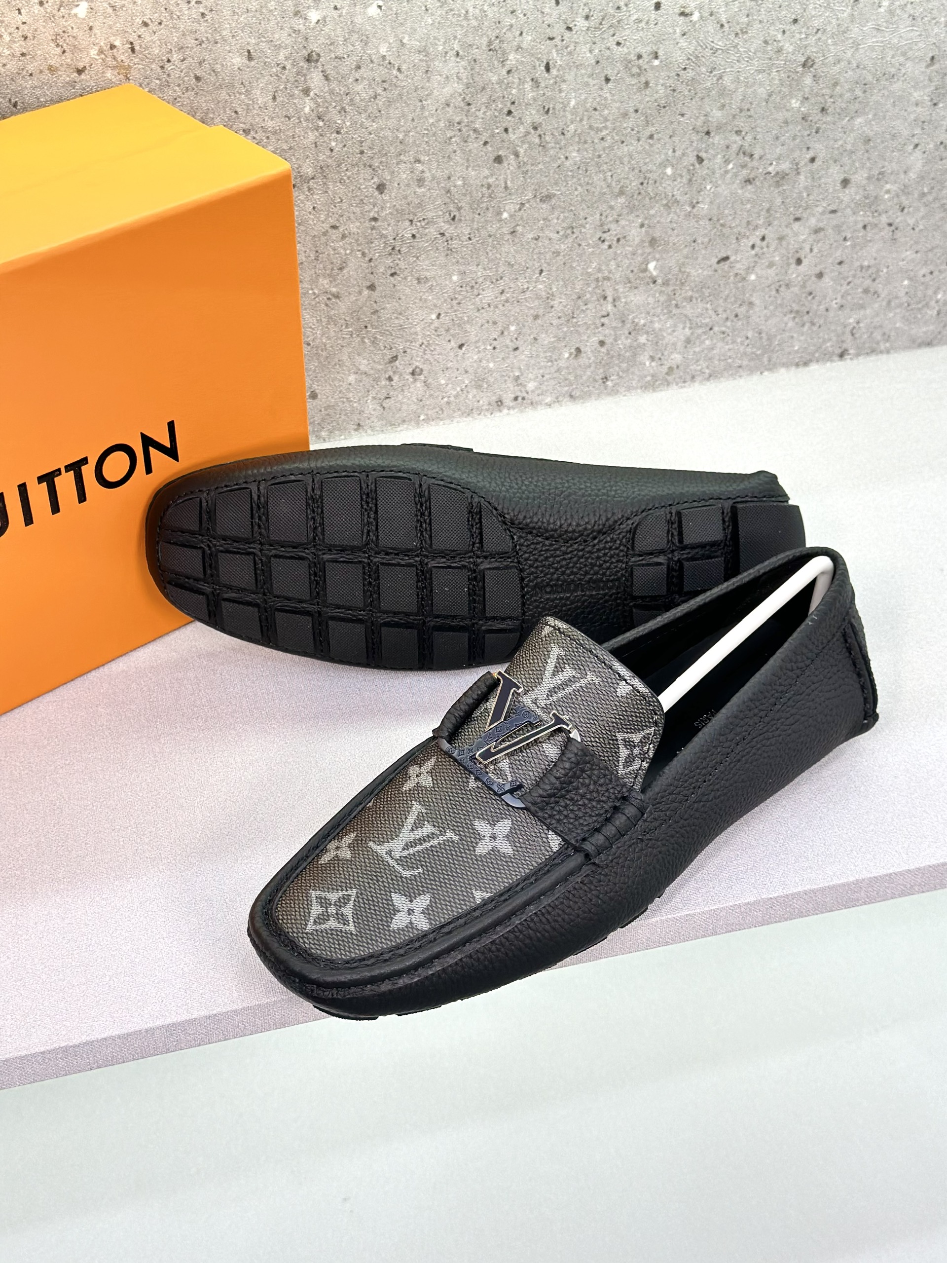 Giày lười moca Louis Vuitton LV Đen sần họa tiết hoa vân logo LV Xám Trắng Like Auth 1-1 on web fullbox VTN
