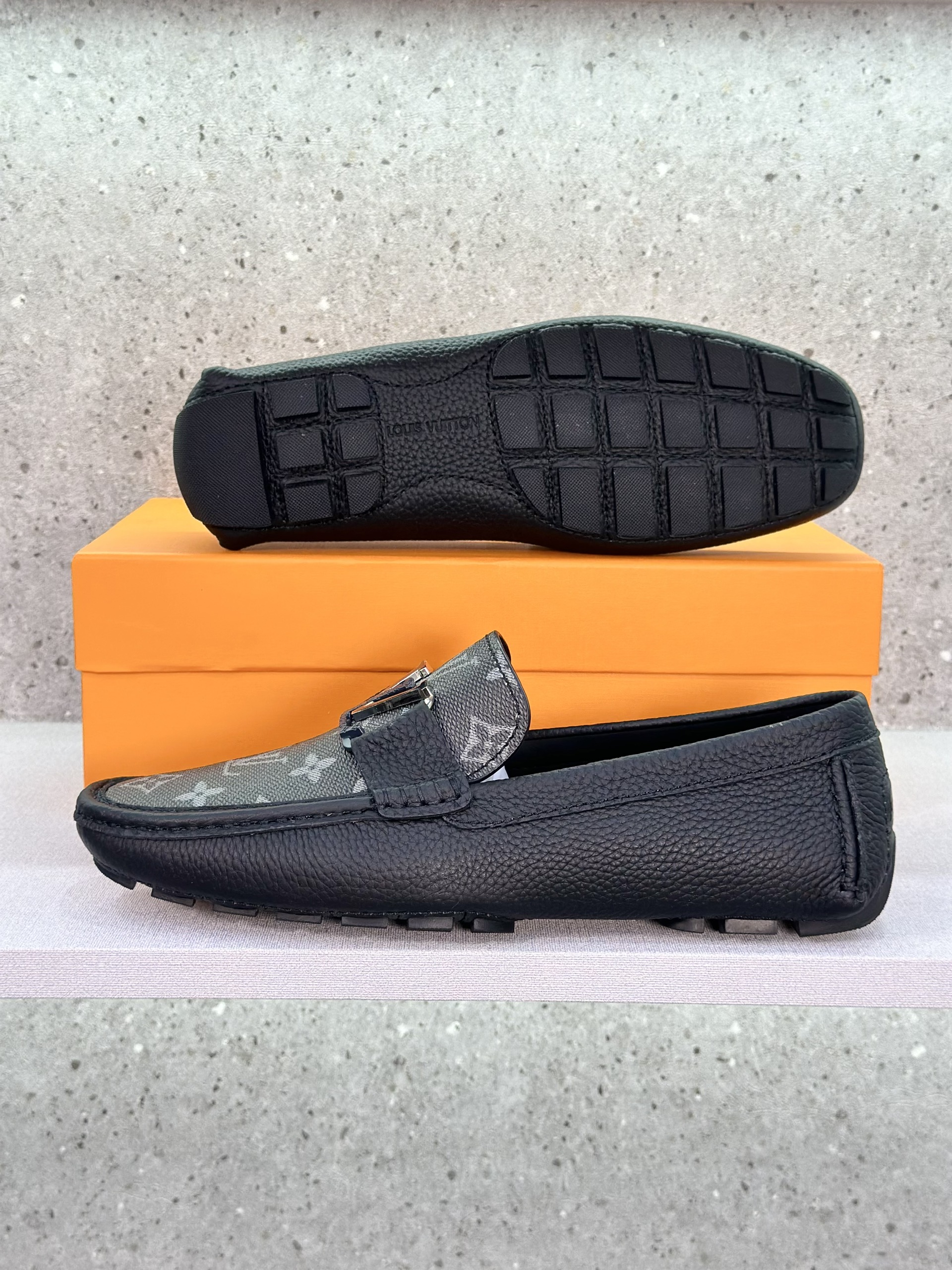 Giày lười moca Louis Vuitton LV Đen sần họa tiết hoa vân logo LV Xám Trắng Like Auth 1-1 on web fullbox VTN