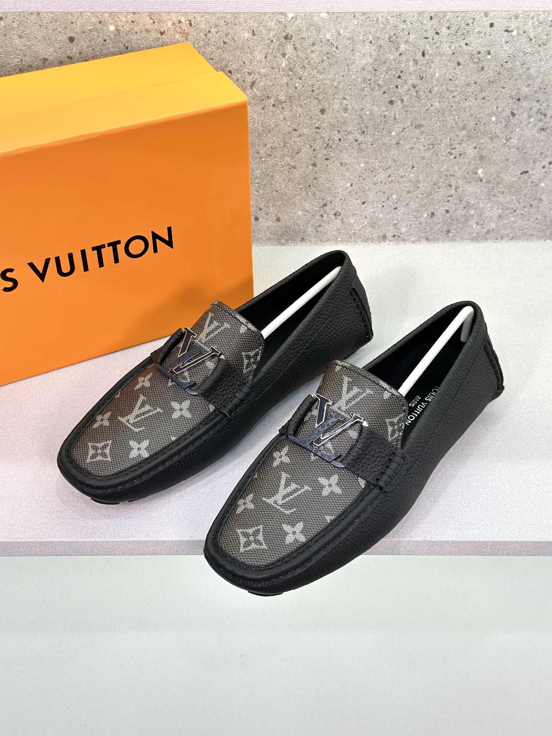 Giày lười moca Louis Vuitton LV Đen sần họa tiết hoa vân logo LV Xám Trắng Like Auth 1-1 on web fullbox VTN
