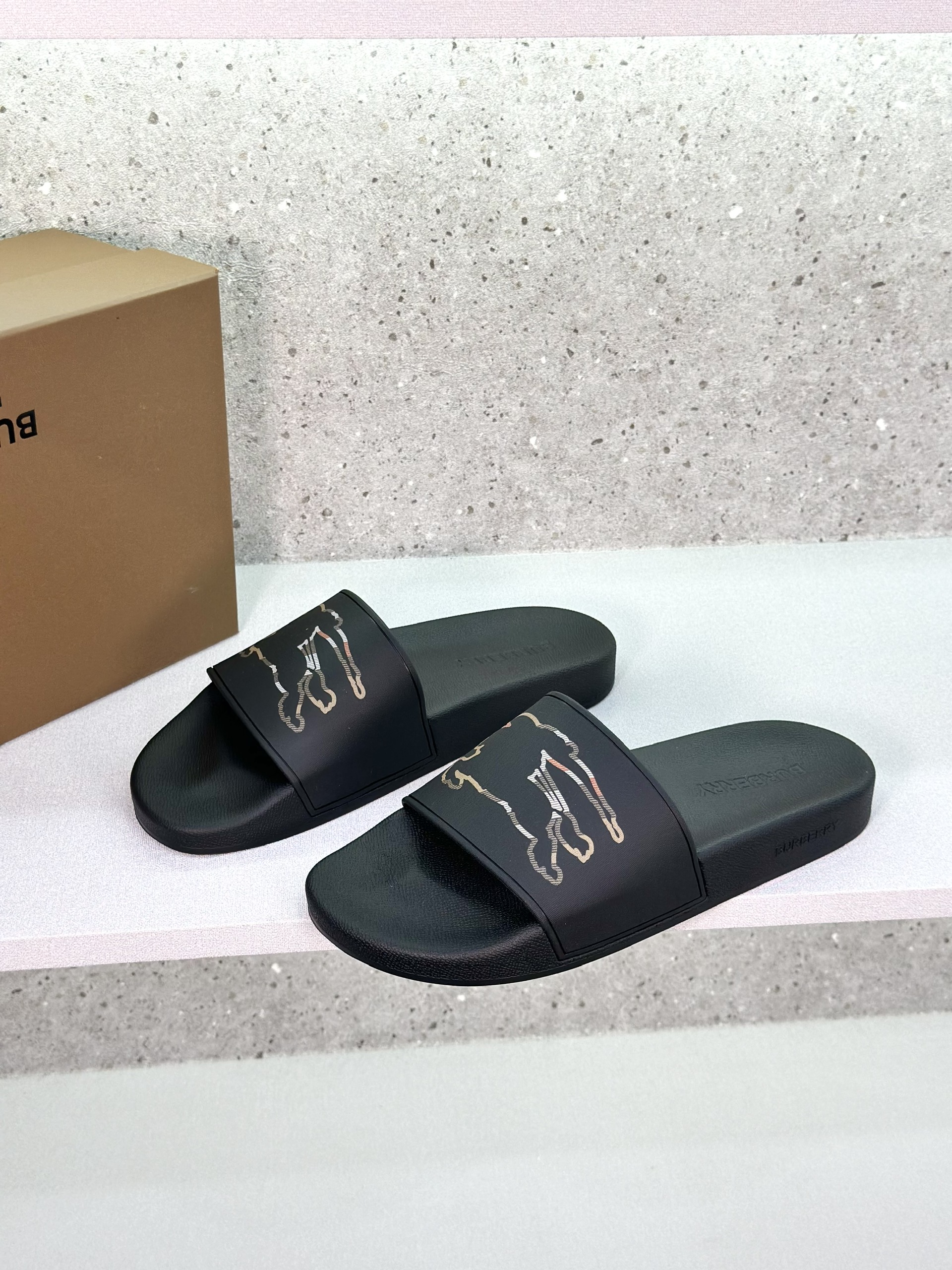 Dép lê quai ngang Burberry BBR Đen logo cưỡi ngựa kẻ sọc viền Like Auth on web fullbox bill thẻ VTN