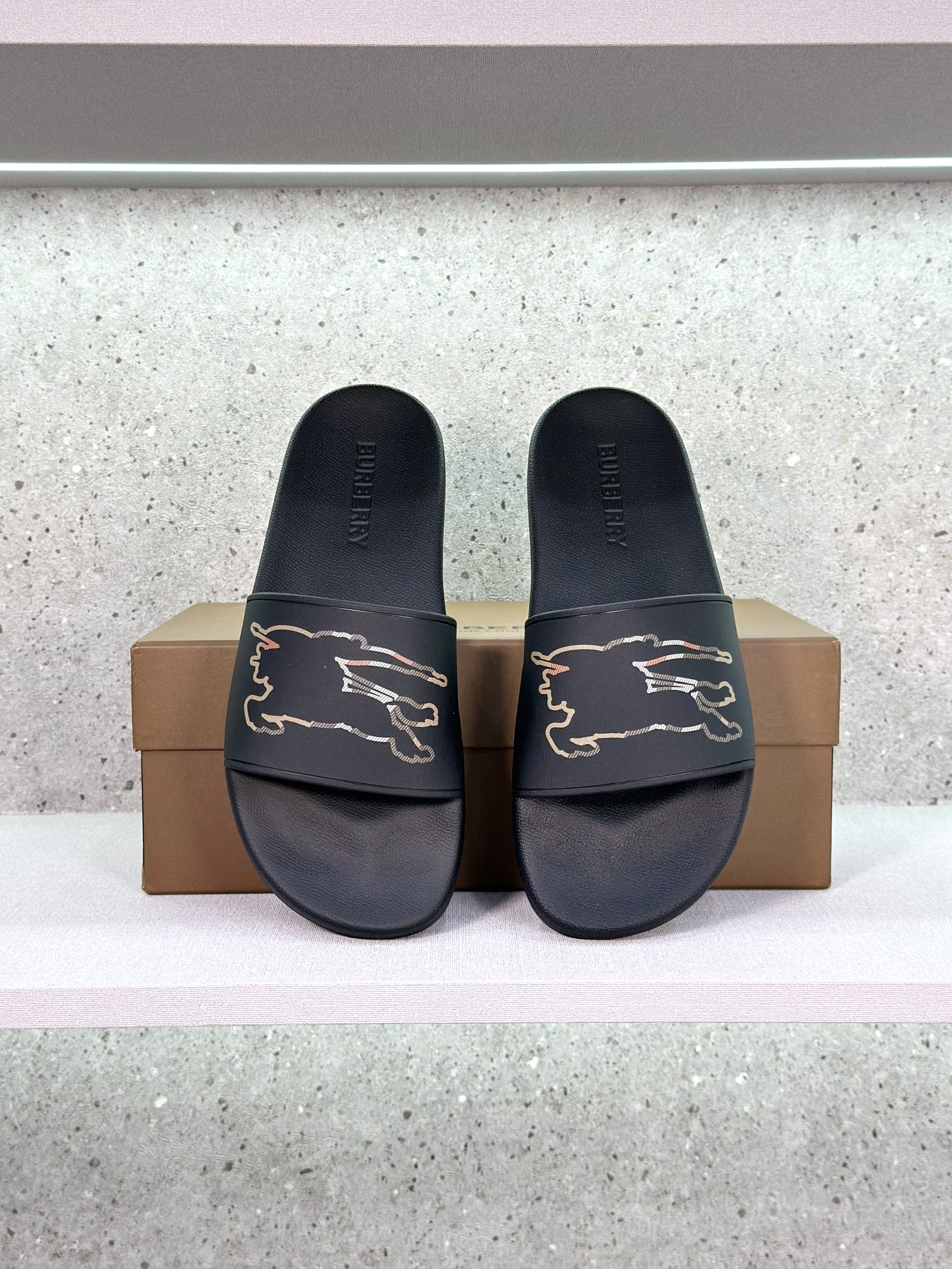 Dép lê quai ngang Burberry BBR Đen logo cưỡi ngựa kẻ sọc viền Like Auth on web fullbox bill thẻ VTN