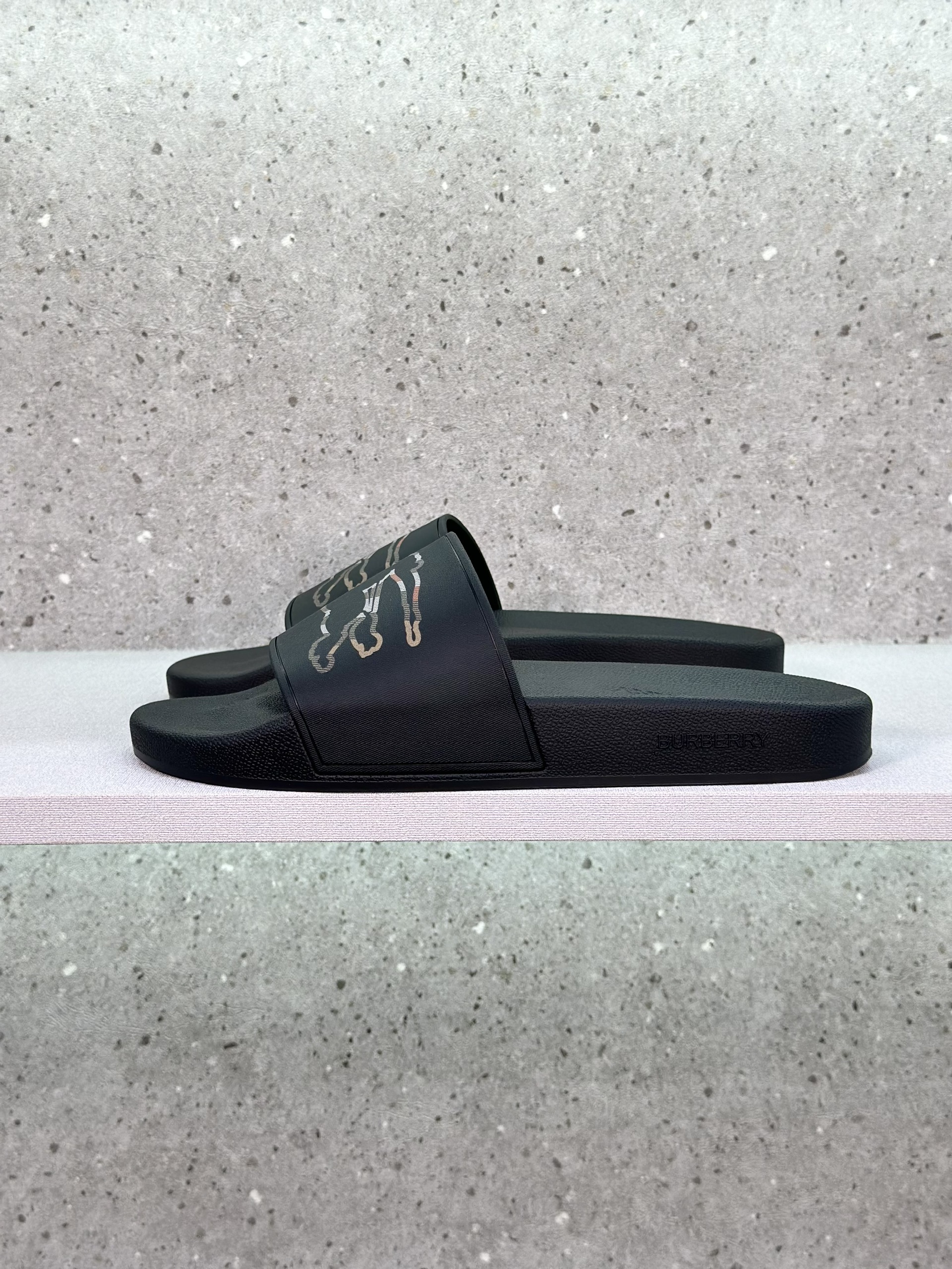 Dép lê quai ngang Burberry BBR Đen logo cưỡi ngựa kẻ sọc viền Like Auth on web fullbox bill thẻ VTN