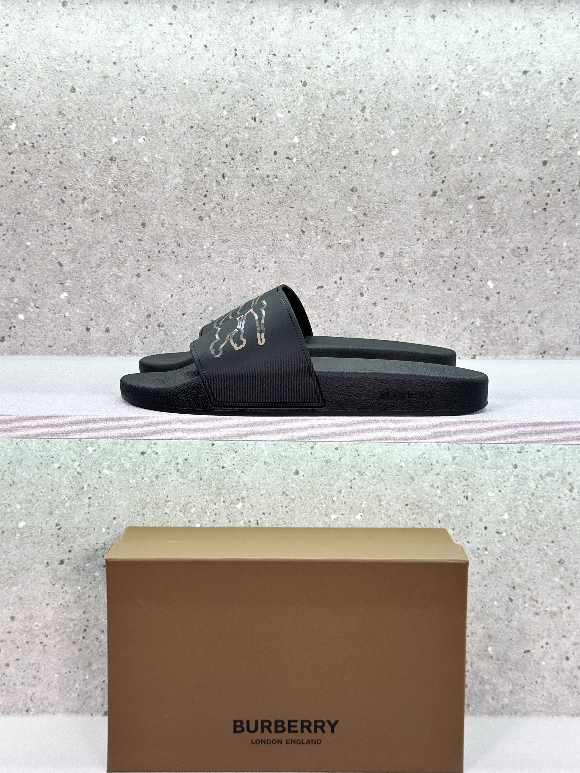 Dép lê quai ngang Burberry BBR Đen logo cưỡi ngựa kẻ sọc viền Like Auth on web fullbox bill thẻ VTN