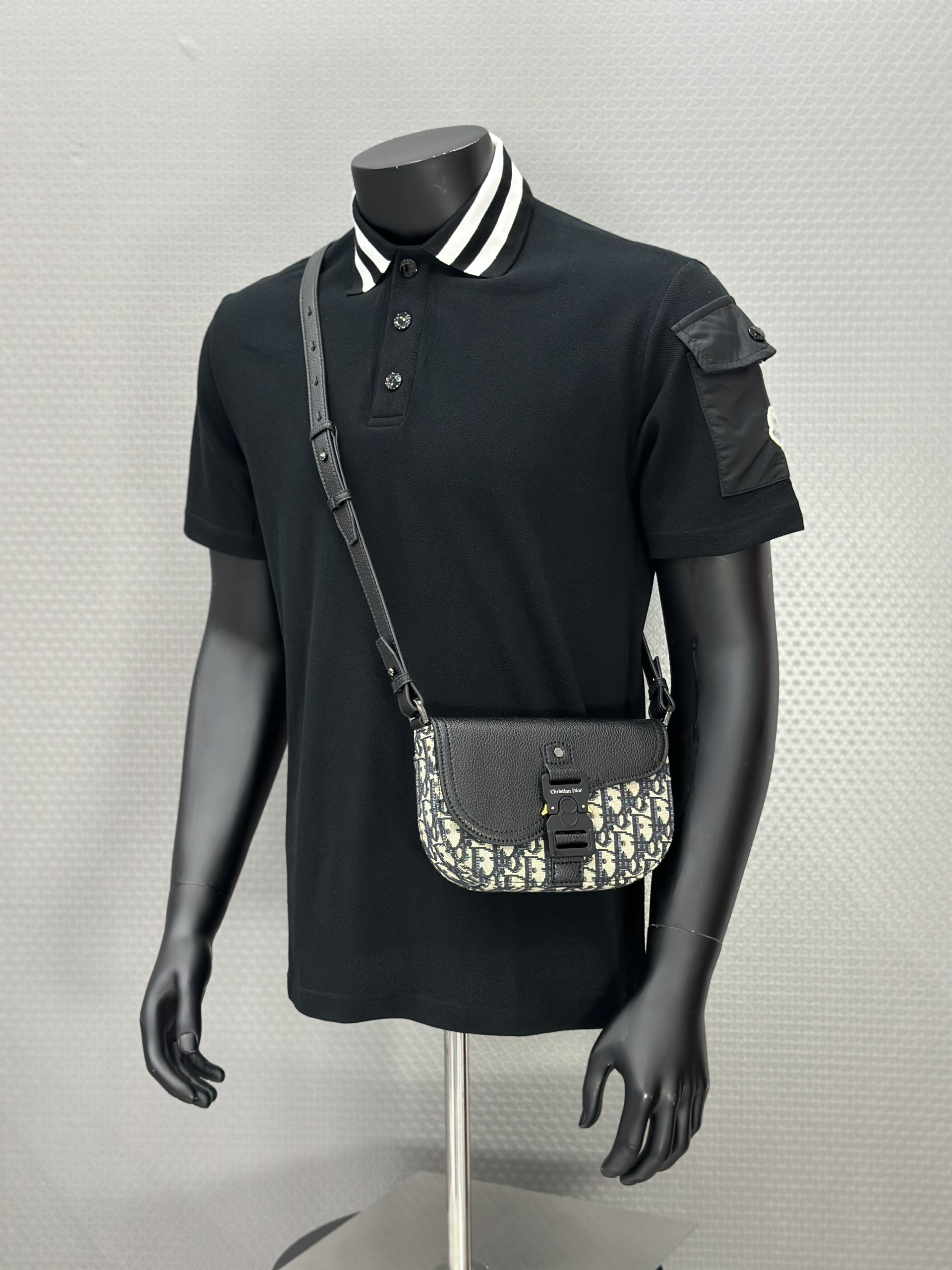 Áo polo Moncler Đen cổ kẻ Trắng phối túi tay Like Auth XS-L VTN