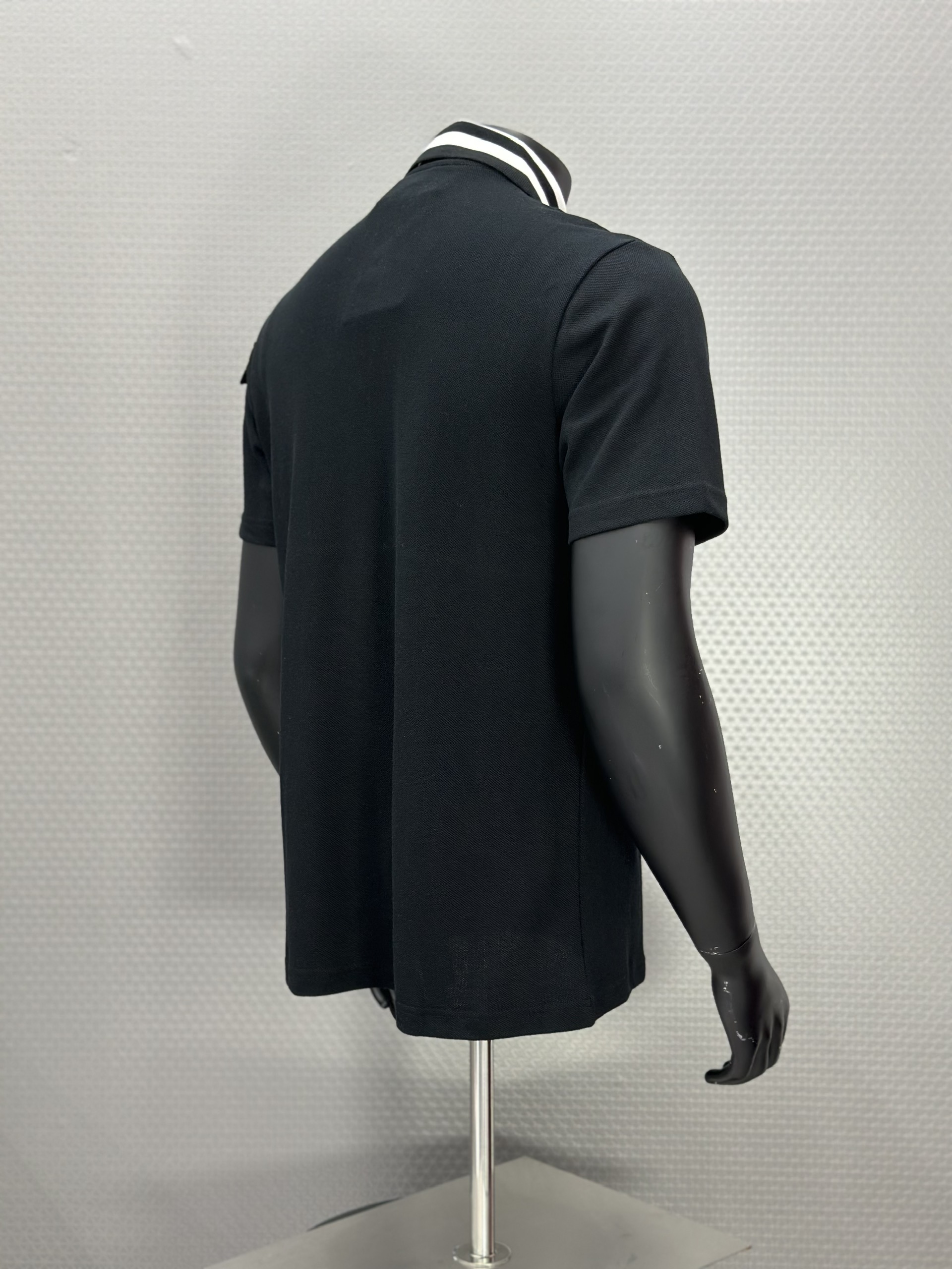 Áo polo Moncler Đen cổ kẻ Trắng phối túi tay Like Auth XS-L VTN