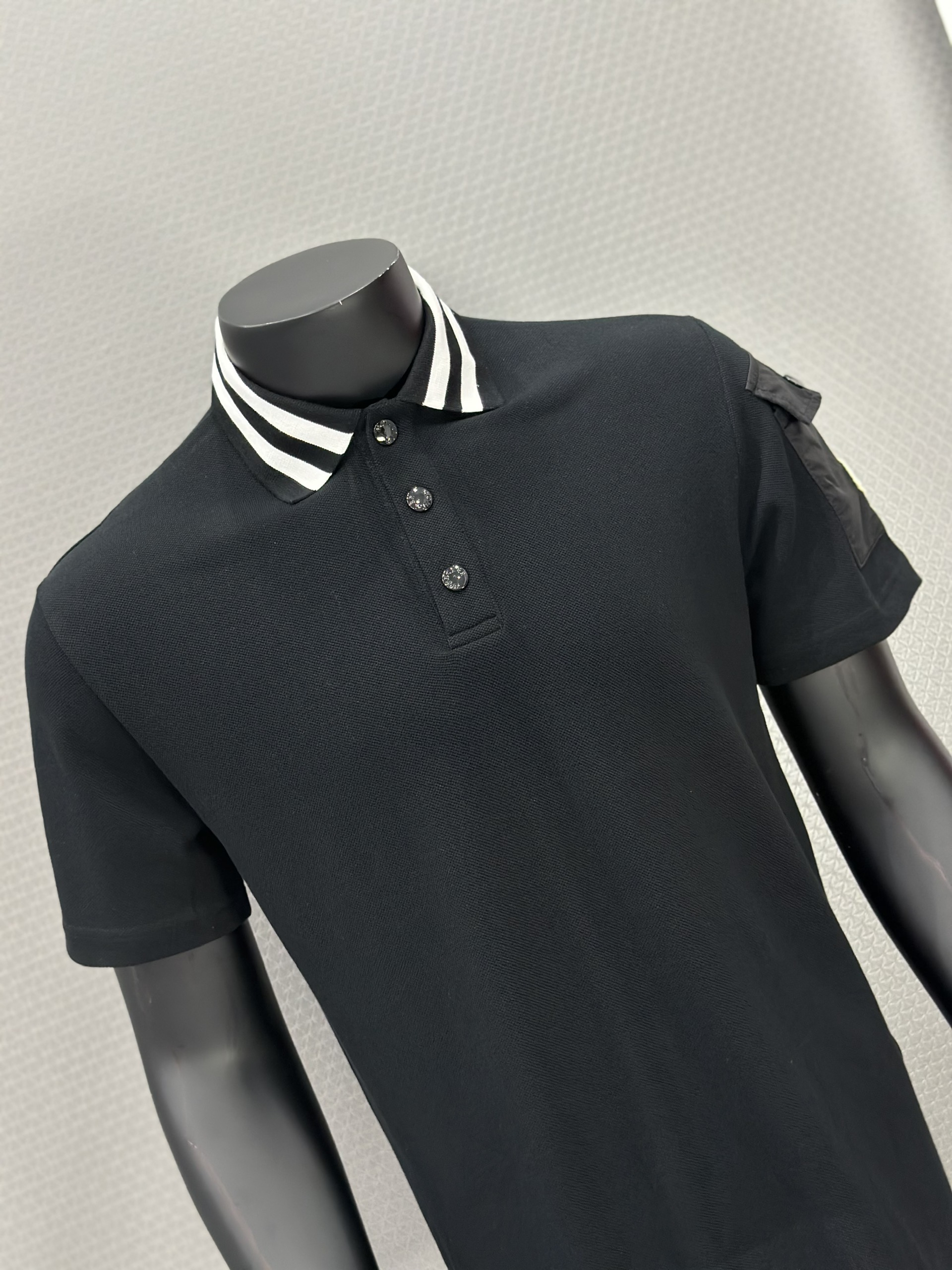 Áo polo Moncler Đen cổ kẻ Trắng phối túi tay Like Auth XS-L VTN