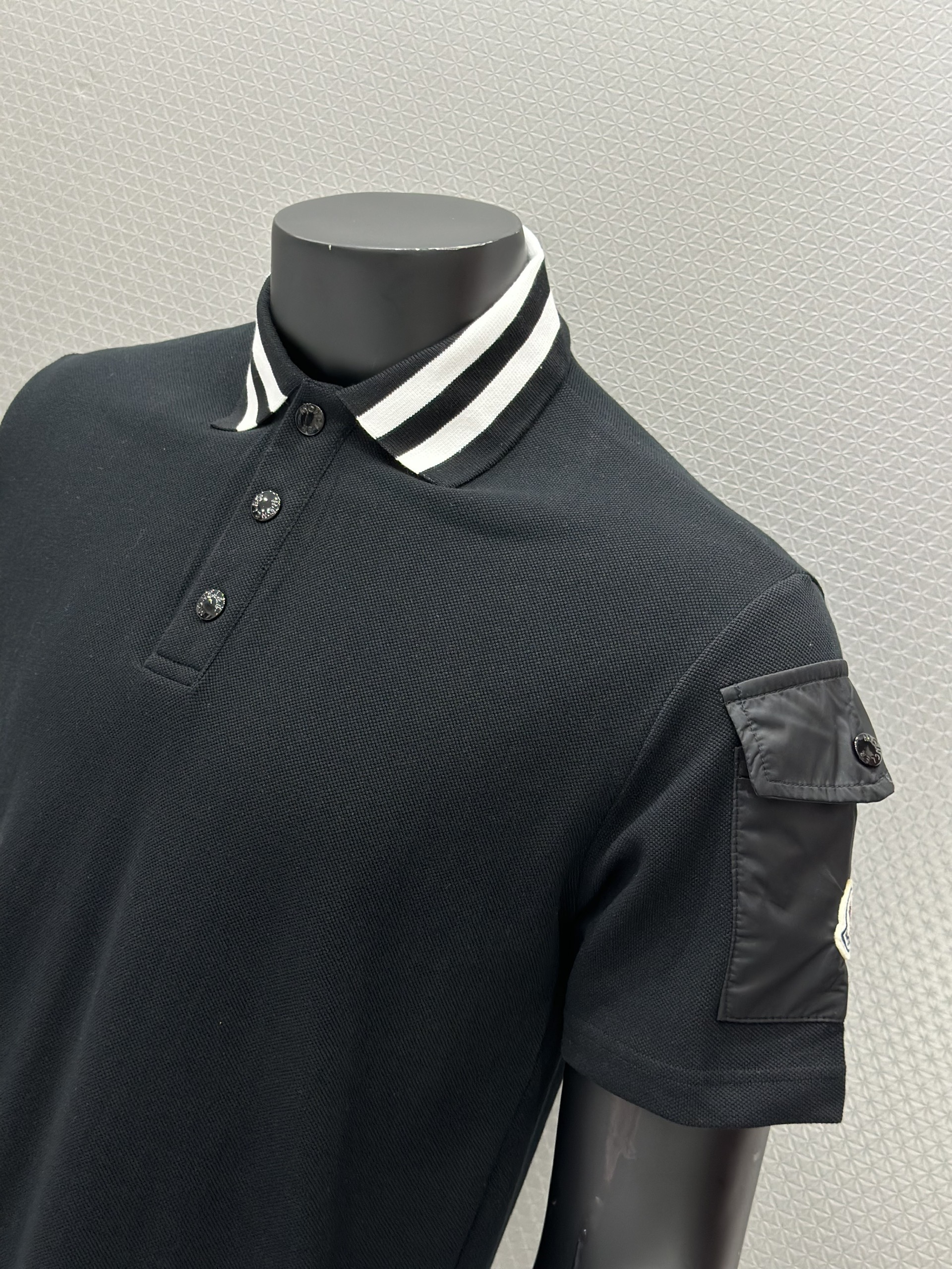 Áo polo Moncler Đen cổ kẻ Trắng phối túi tay Like Auth XS-L VTN