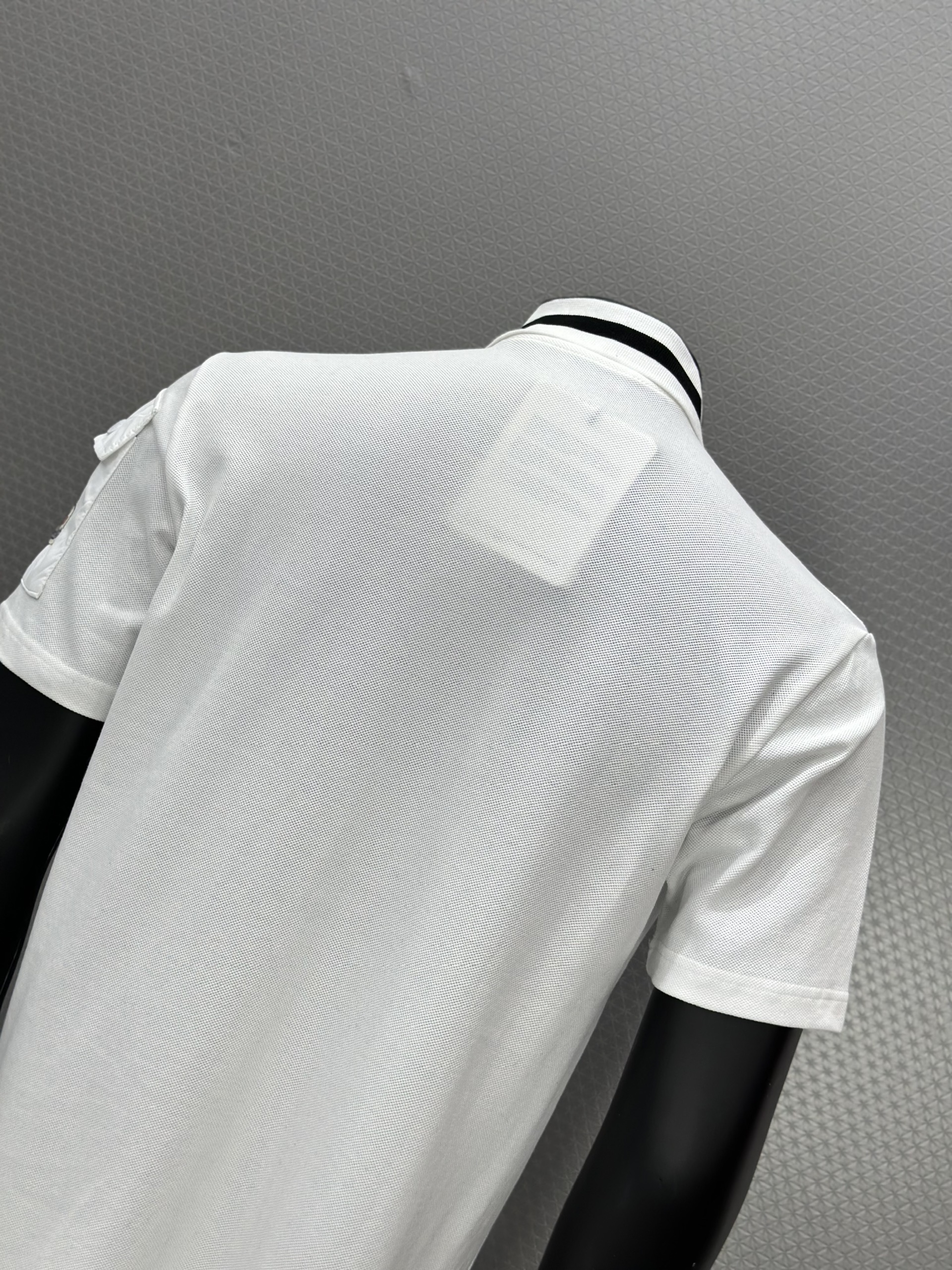 Áo polo Moncler Trắng kẻ cổ Đen phối túi tay Like Auth XS-L VTN