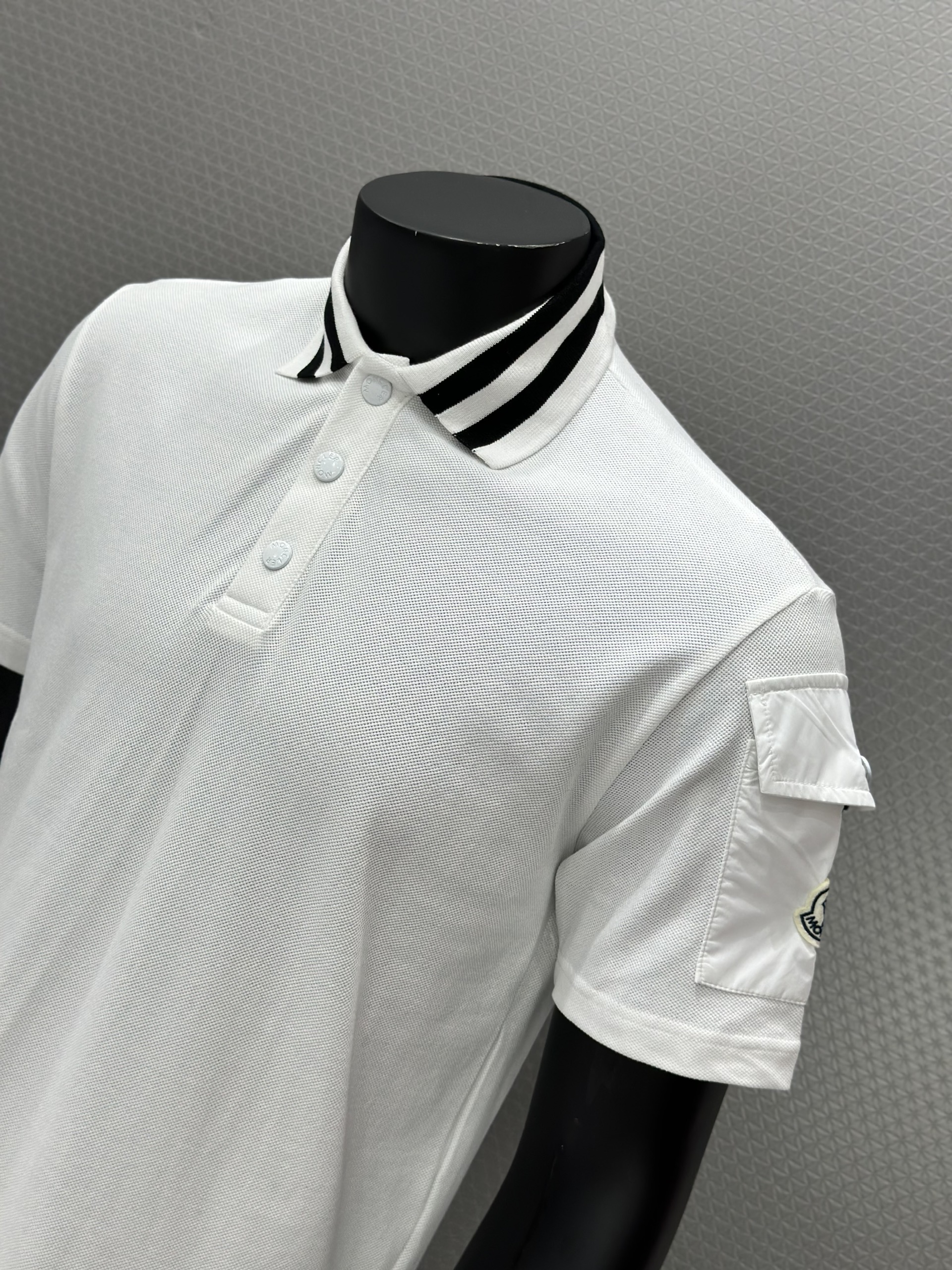Áo polo Moncler Trắng kẻ cổ Đen phối túi tay Like Auth XS-L VTN
