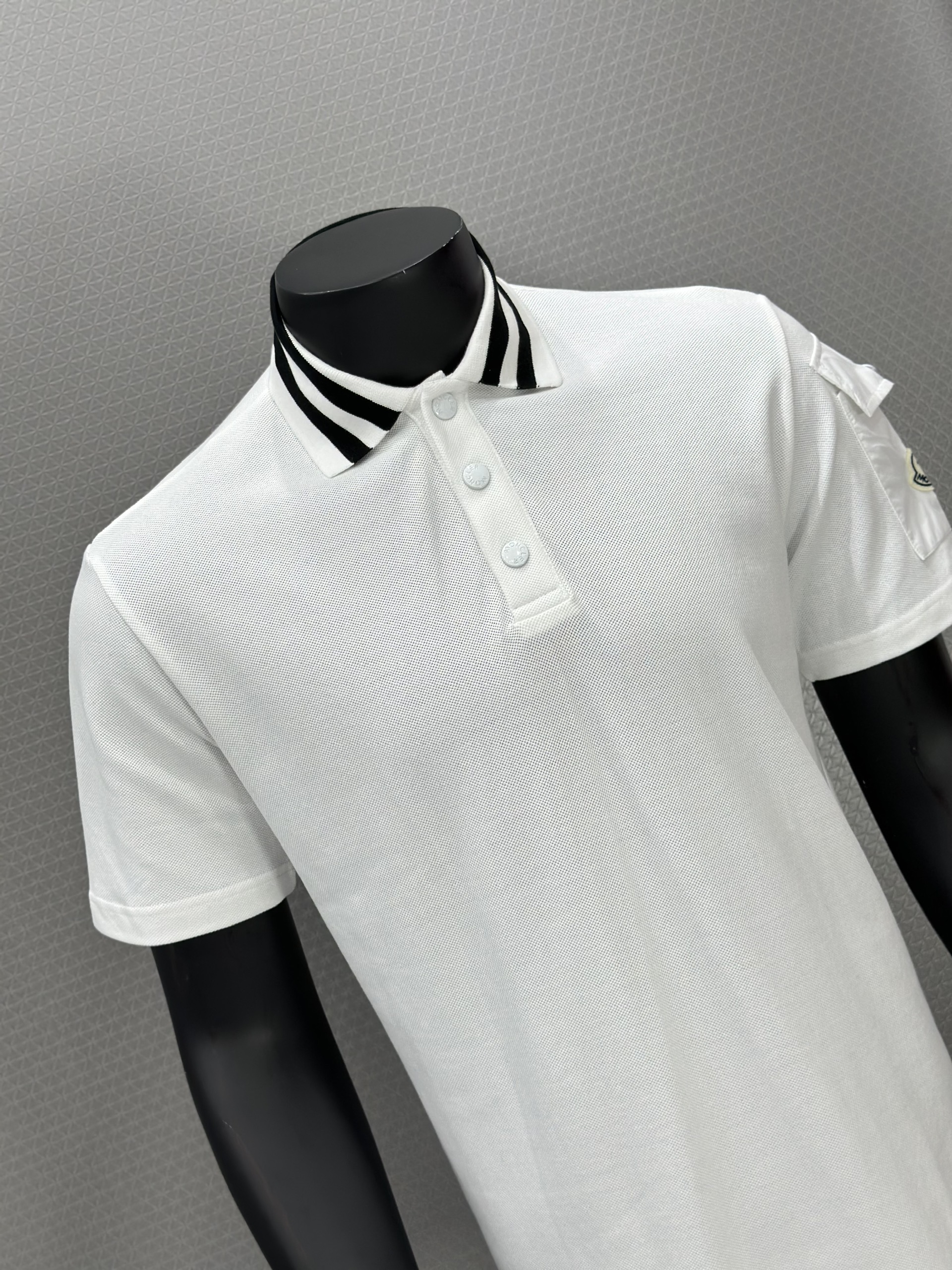 Áo polo Moncler Trắng kẻ cổ Đen phối túi tay Like Auth XS-L VTN