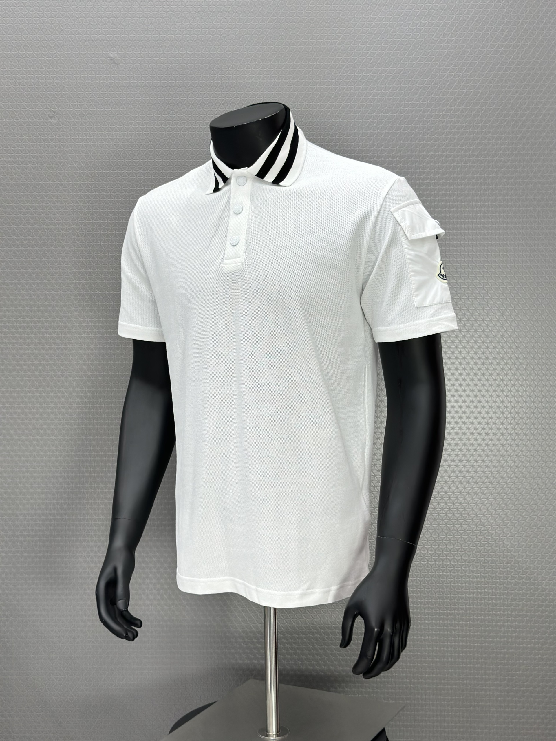 Áo polo Moncler Trắng kẻ cổ Đen phối túi tay Like Auth XS-L VTN