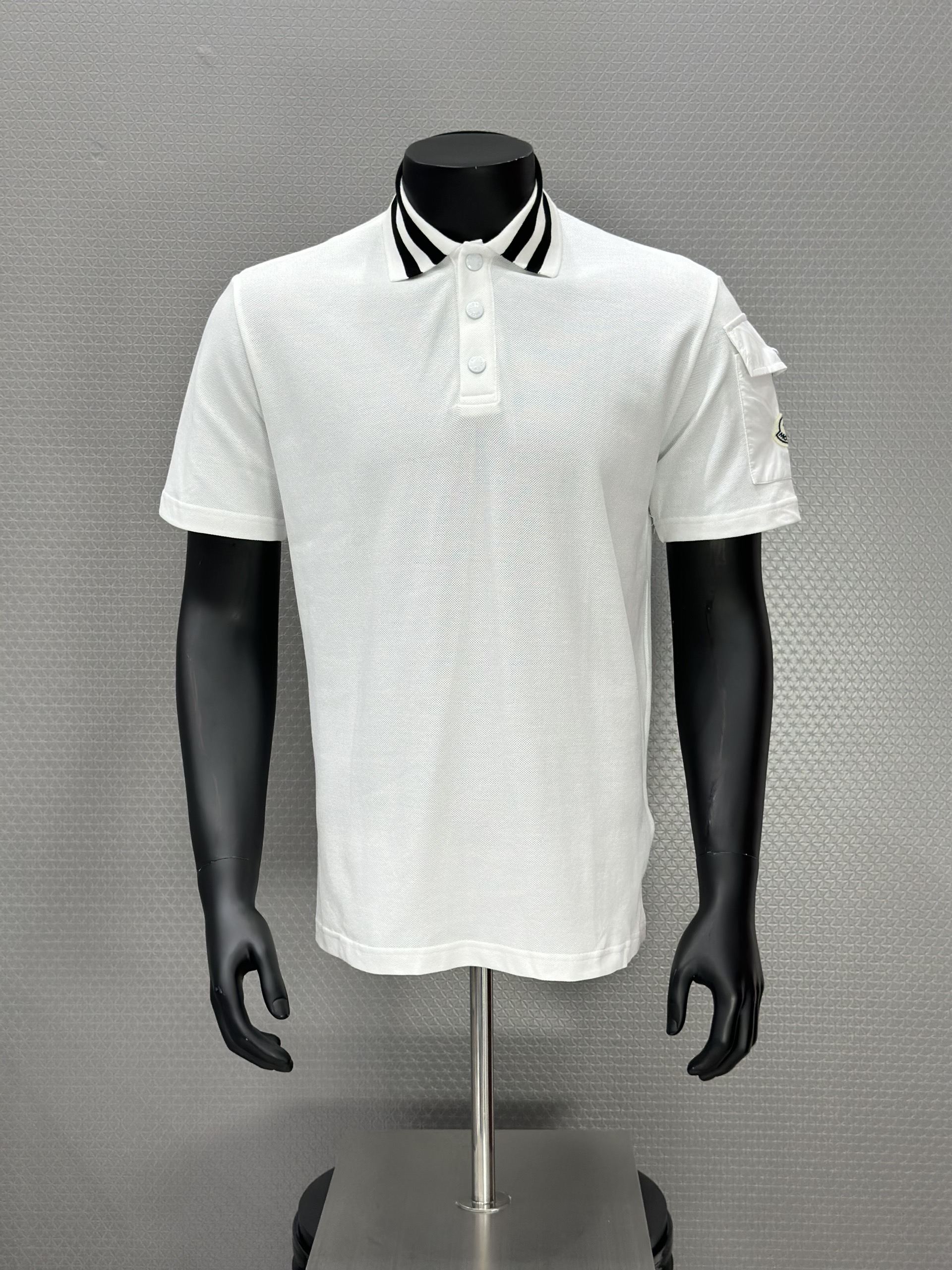 Áo polo Moncler Trắng kẻ cổ Đen phối túi tay Like Auth XS-L VTN