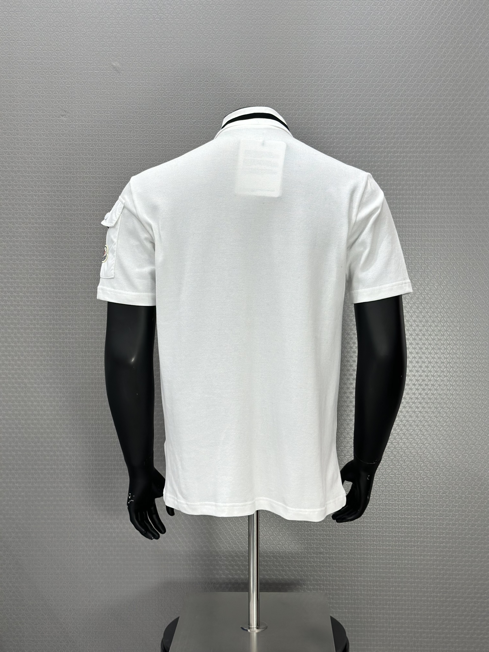 Áo polo Moncler Trắng kẻ cổ Đen phối túi tay Like Auth XS-L VTN