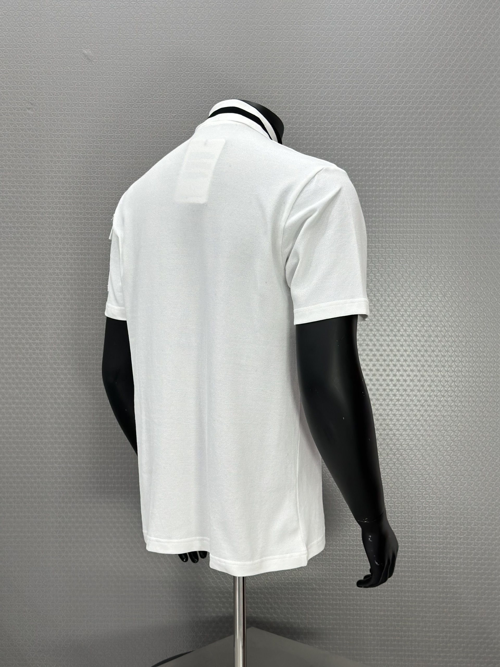 Áo polo Moncler Trắng kẻ cổ Đen phối túi tay Like Auth XS-L VTN