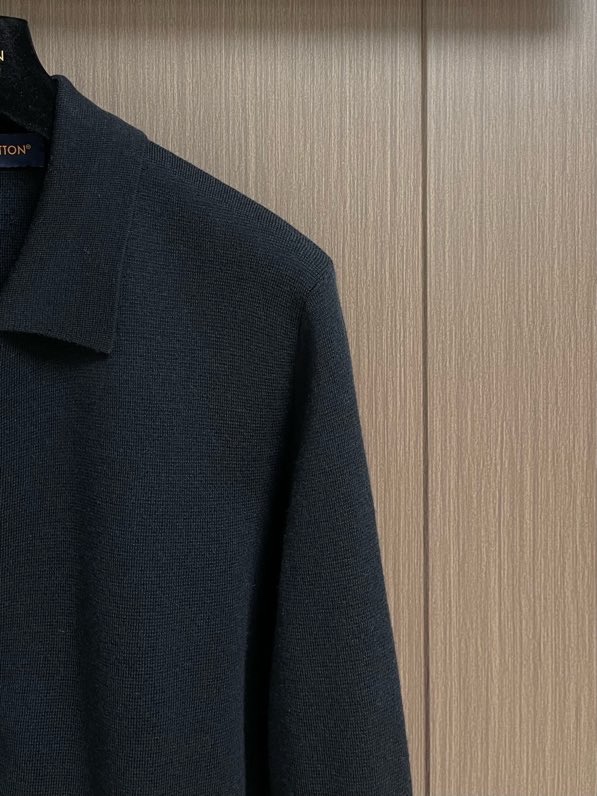 Áo khoác len Louis Vuitton LV Đen khóa cổ bẻ logo tag da Like Auth S-L VTN