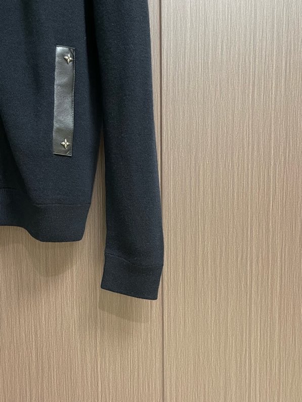 Áo khoác len Louis Vuitton LV Đen khóa cổ bẻ logo tag da Like Auth S-L VTN