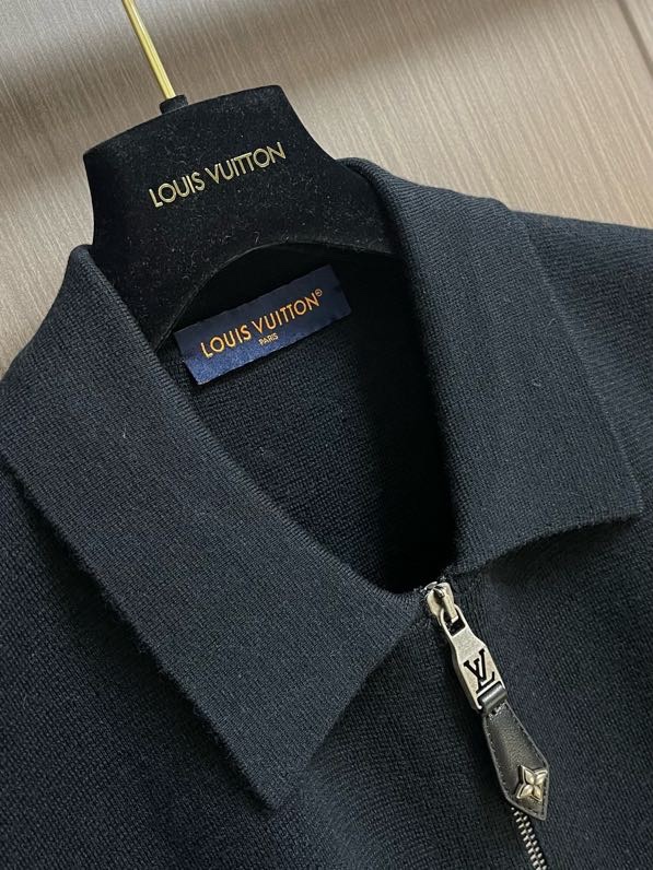 Áo khoác len Louis Vuitton LV Đen khóa cổ bẻ logo tag da Like Auth S-L VTN