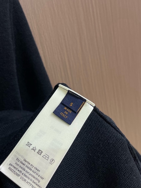 Áo khoác len Louis Vuitton LV Đen khóa cổ bẻ logo tag da Like Auth S-L VTN