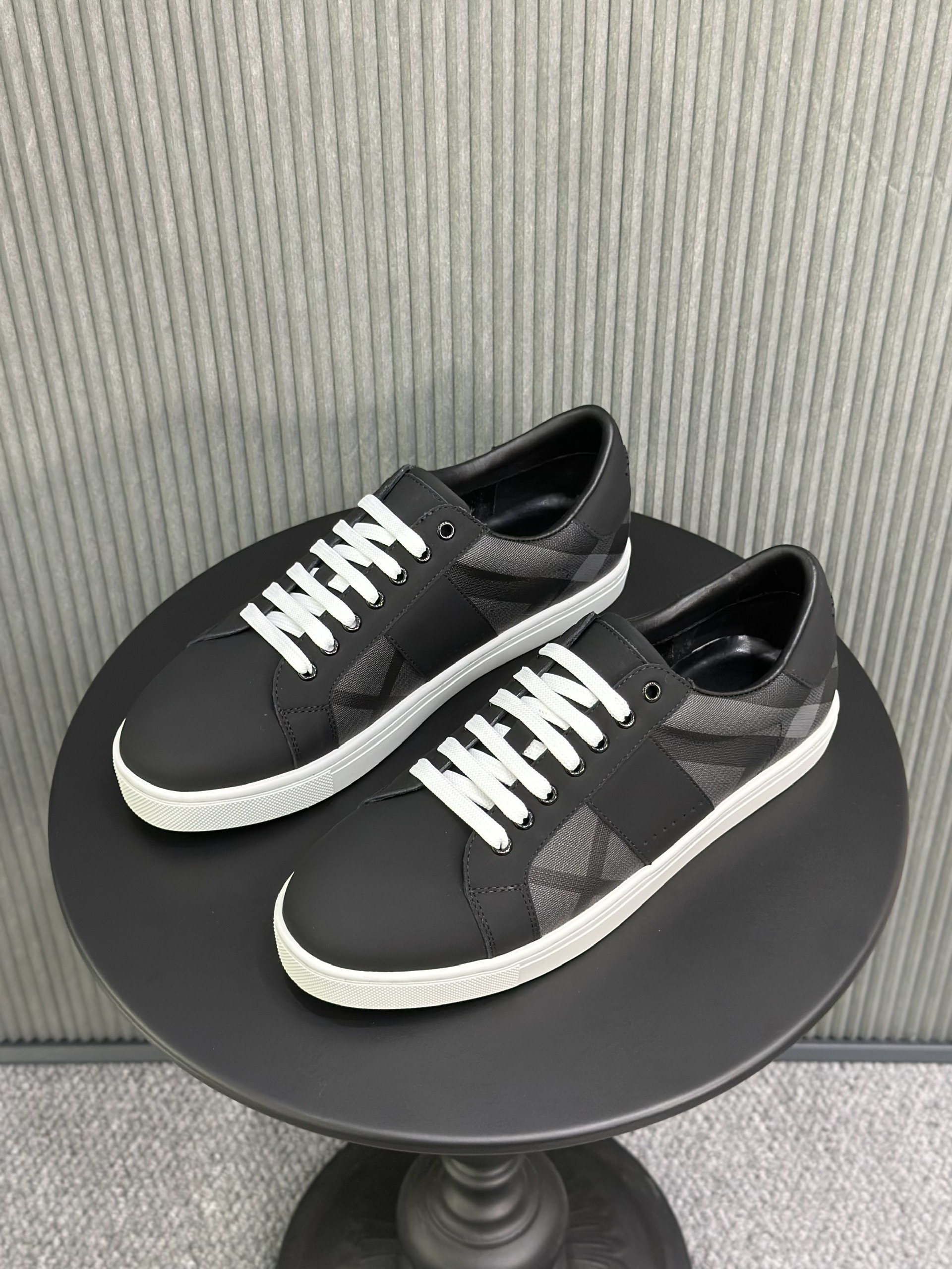 Giày sneaker Burberry BBR Xám kẻ Like Auth 38-43 VTN