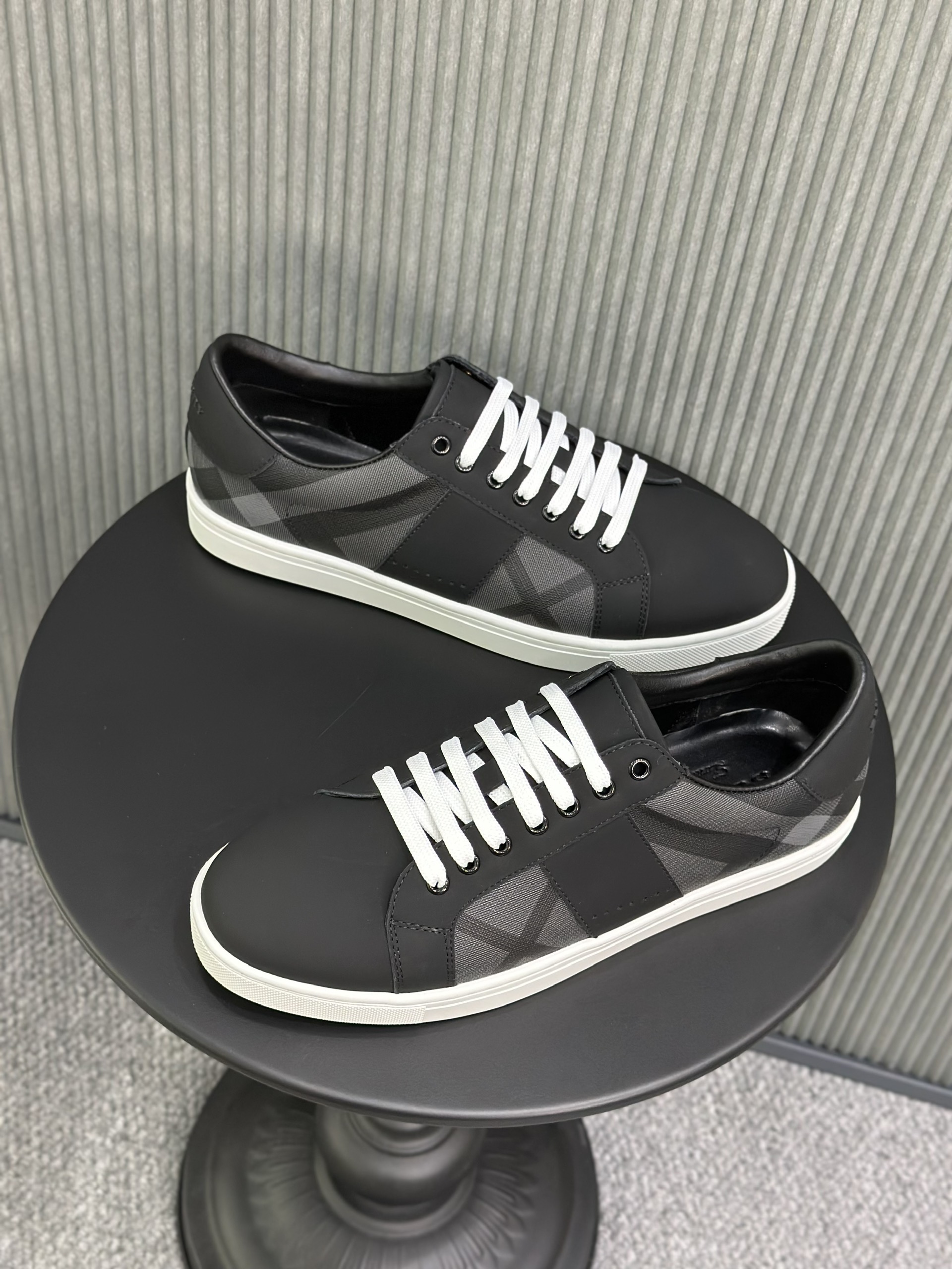 Giày sneaker Burberry BBR Xám kẻ Like Auth 38-43 VTN