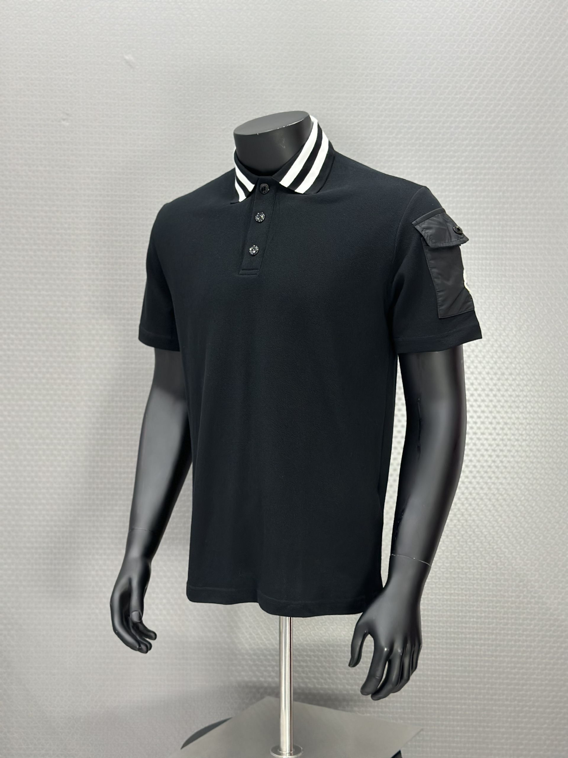 Áo polo Moncler Đen cổ kẻ Trắng phối túi tay Like Auth XS-L VTN