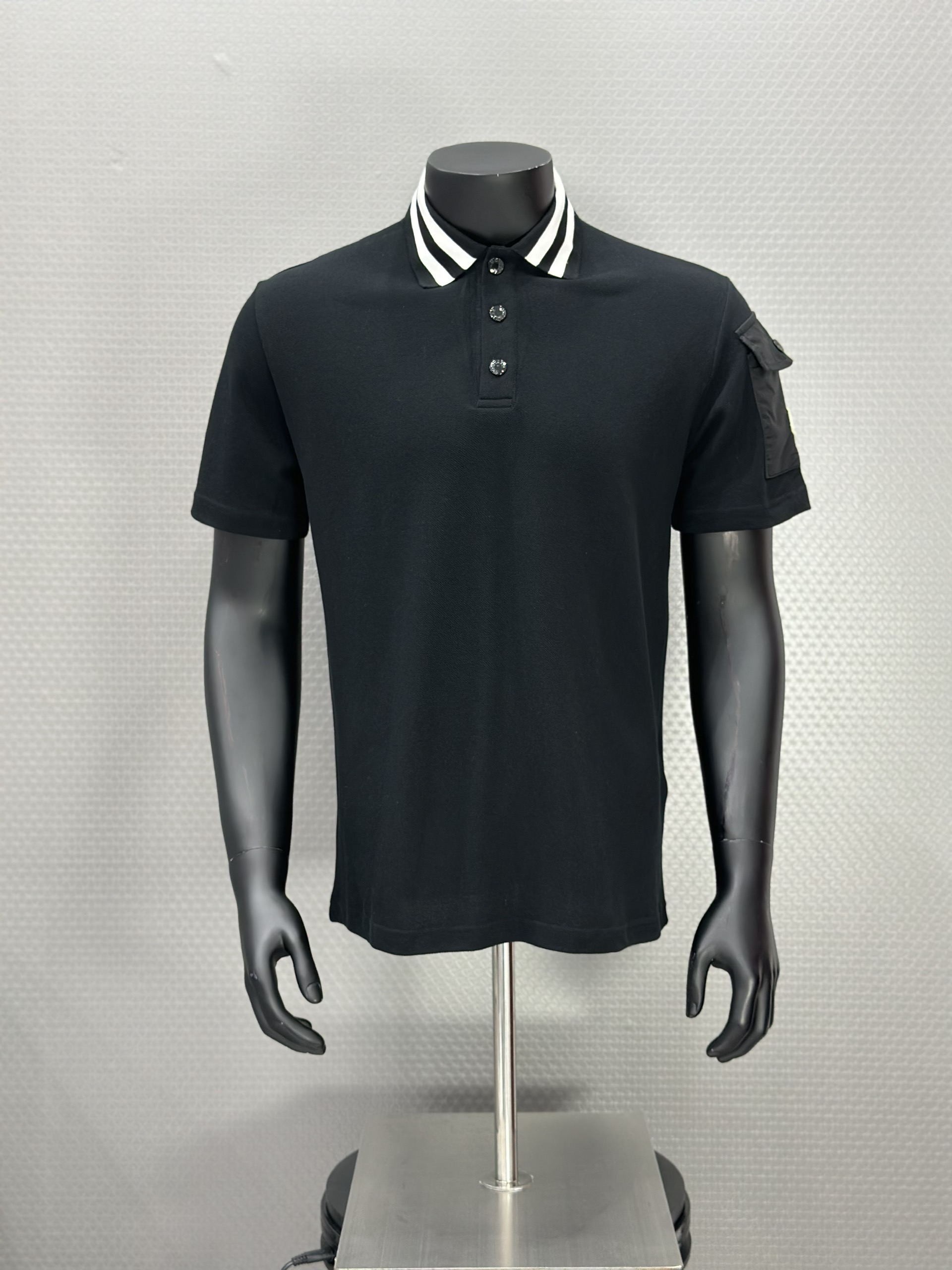 Áo polo Moncler Đen cổ kẻ Trắng phối túi tay Like Auth XS-L VTN