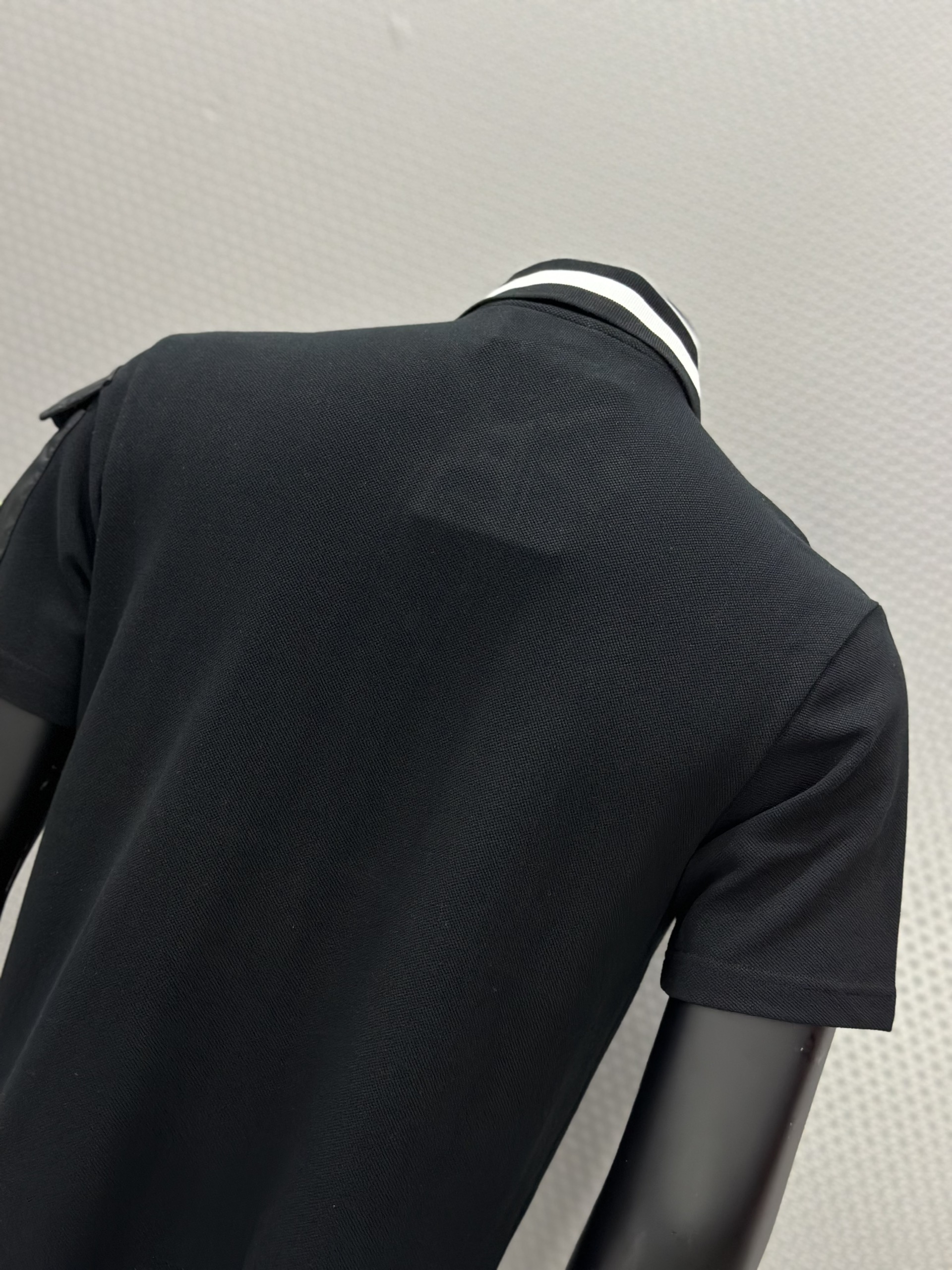 Áo polo Moncler Đen cổ kẻ Trắng phối túi tay Like Auth XS-L VTN