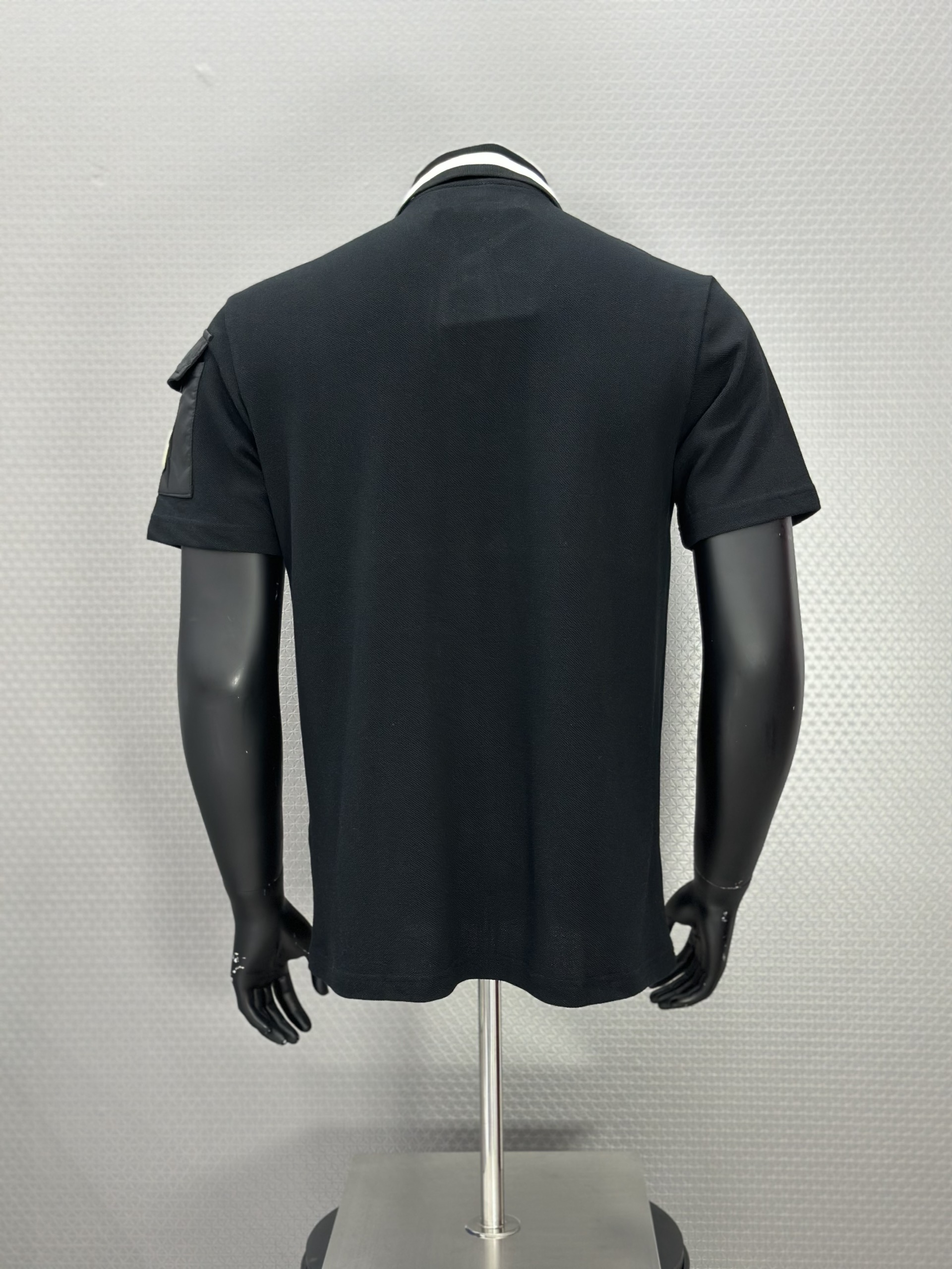 Áo polo Moncler Đen cổ kẻ Trắng phối túi tay Like Auth XS-L VTN