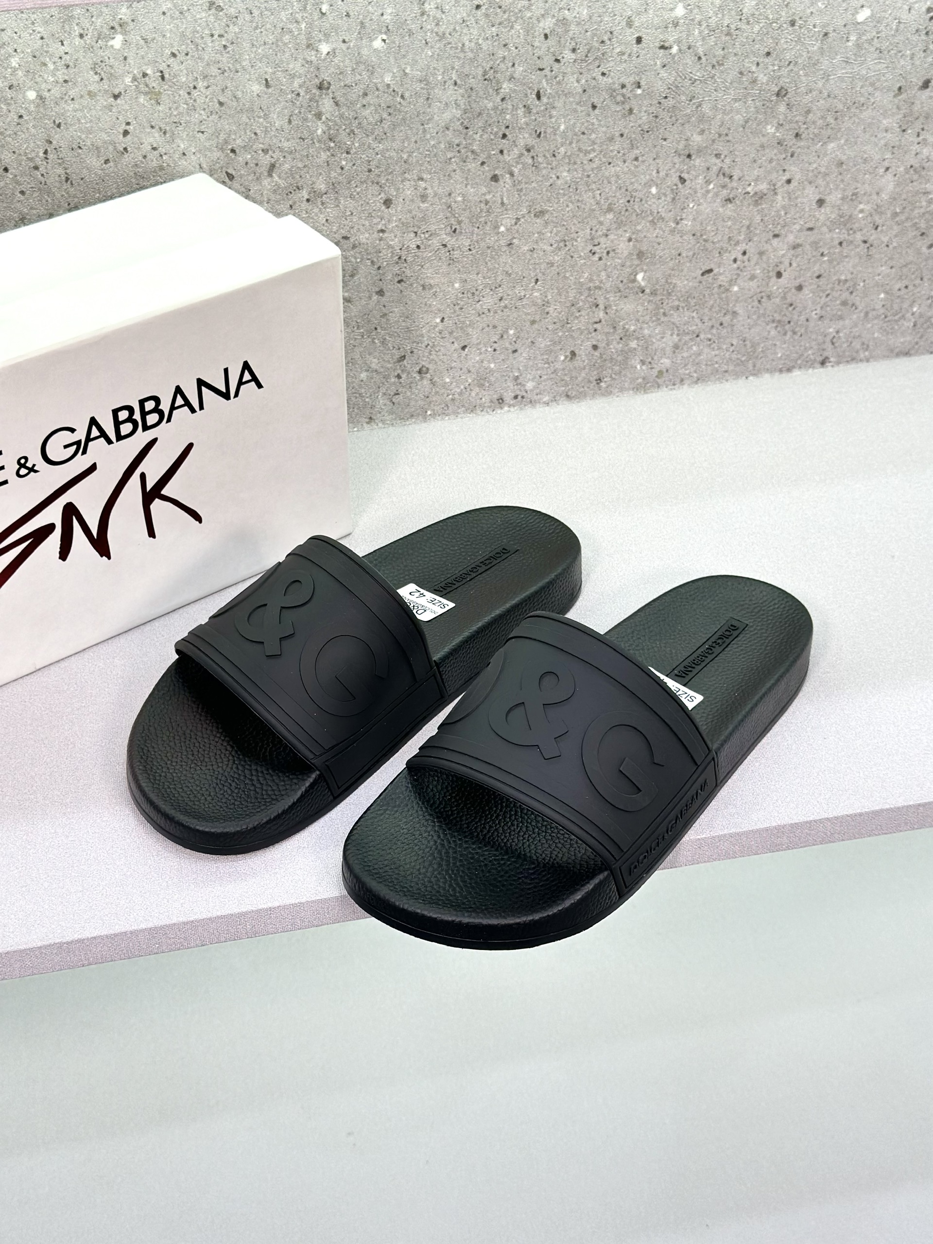 Dép lê quai ngang Dolce Gabbana DG Đen logo chữ nổi Like Auth on web fullbox bill thẻ VTN