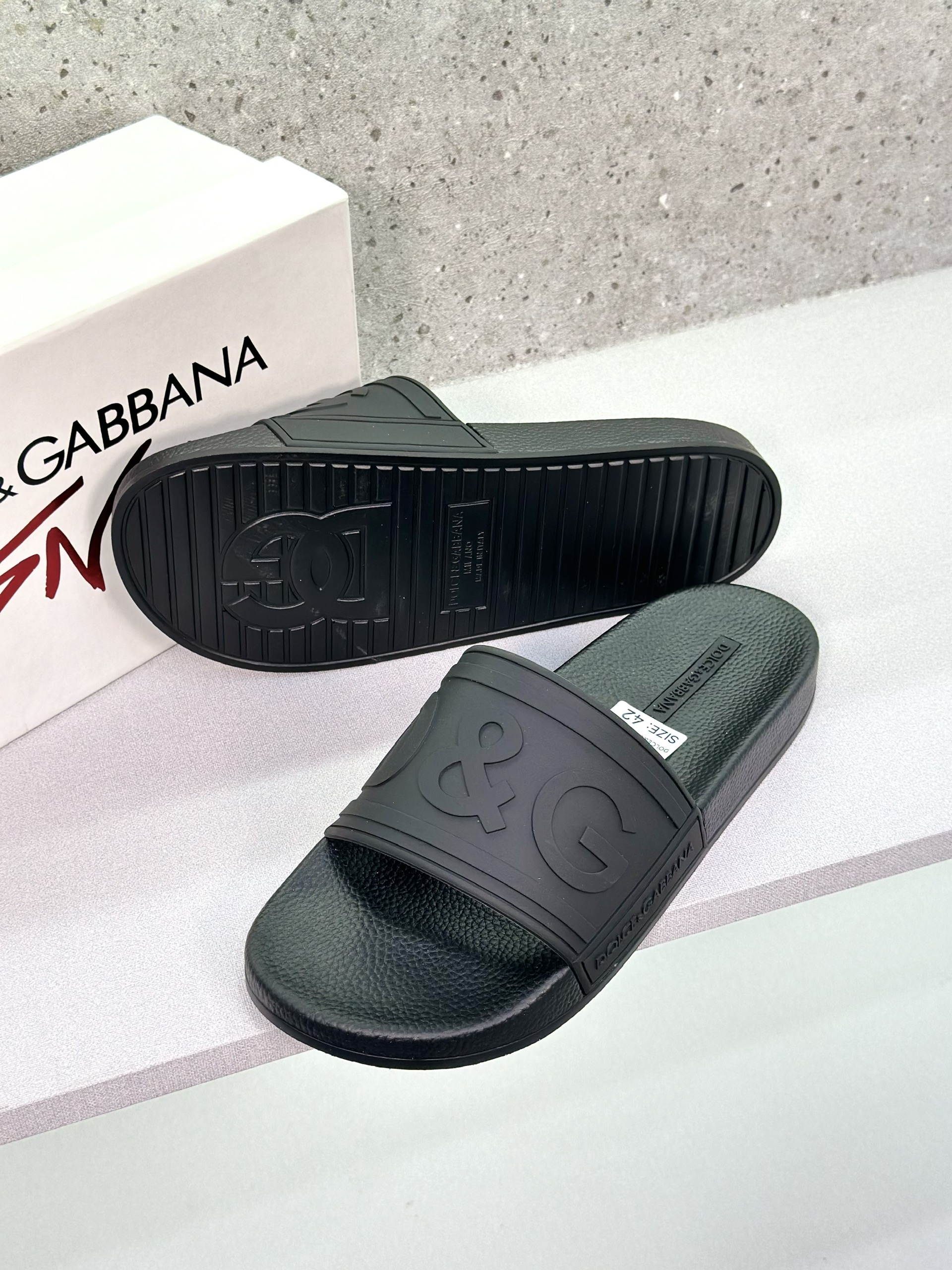 Dép lê quai ngang Dolce Gabbana DG Đen logo chữ nổi Like Auth on web fullbox bill thẻ VTN