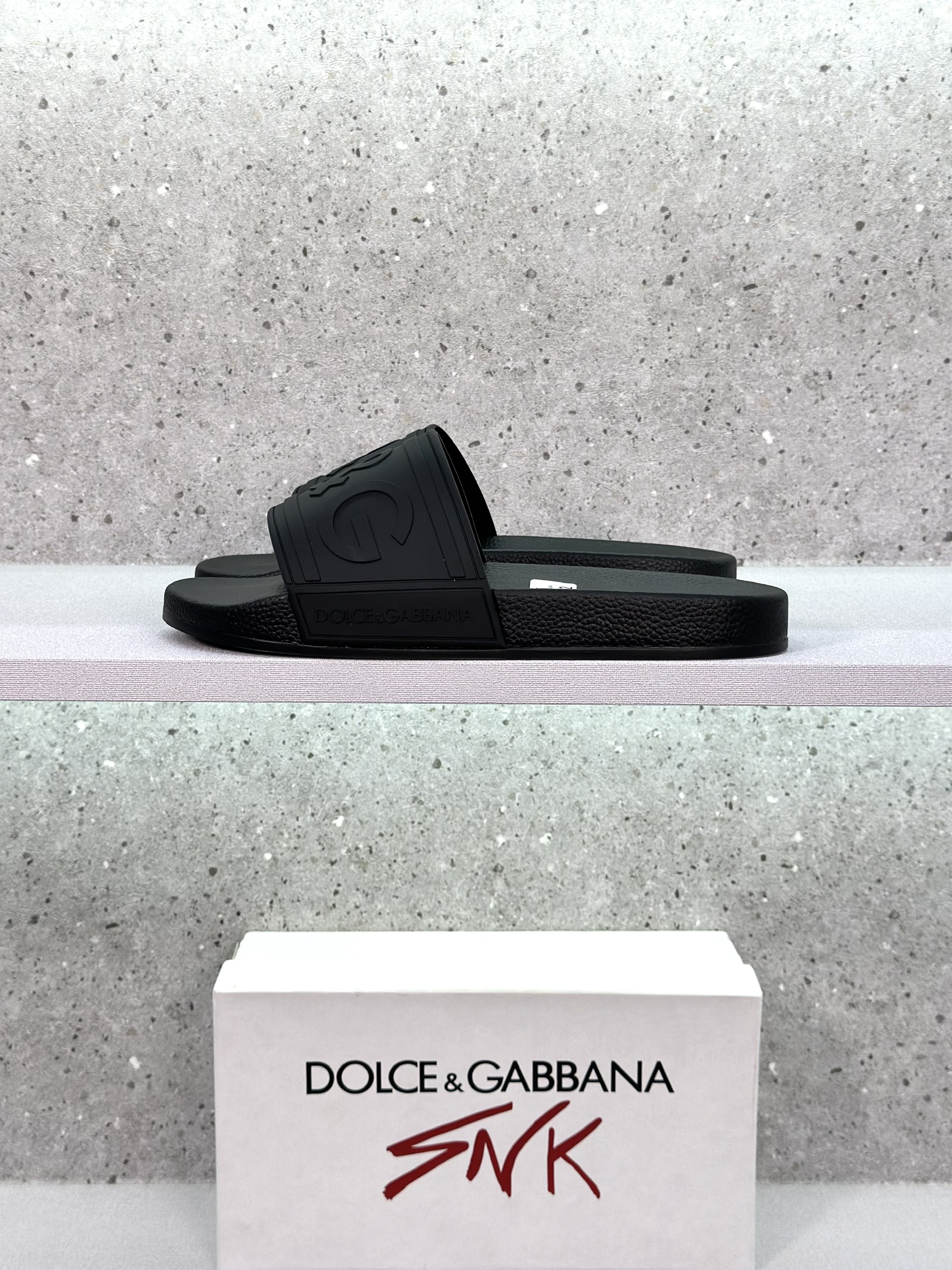Dép lê quai ngang Dolce Gabbana DG Đen logo chữ nổi Like Auth on web fullbox bill thẻ VTN