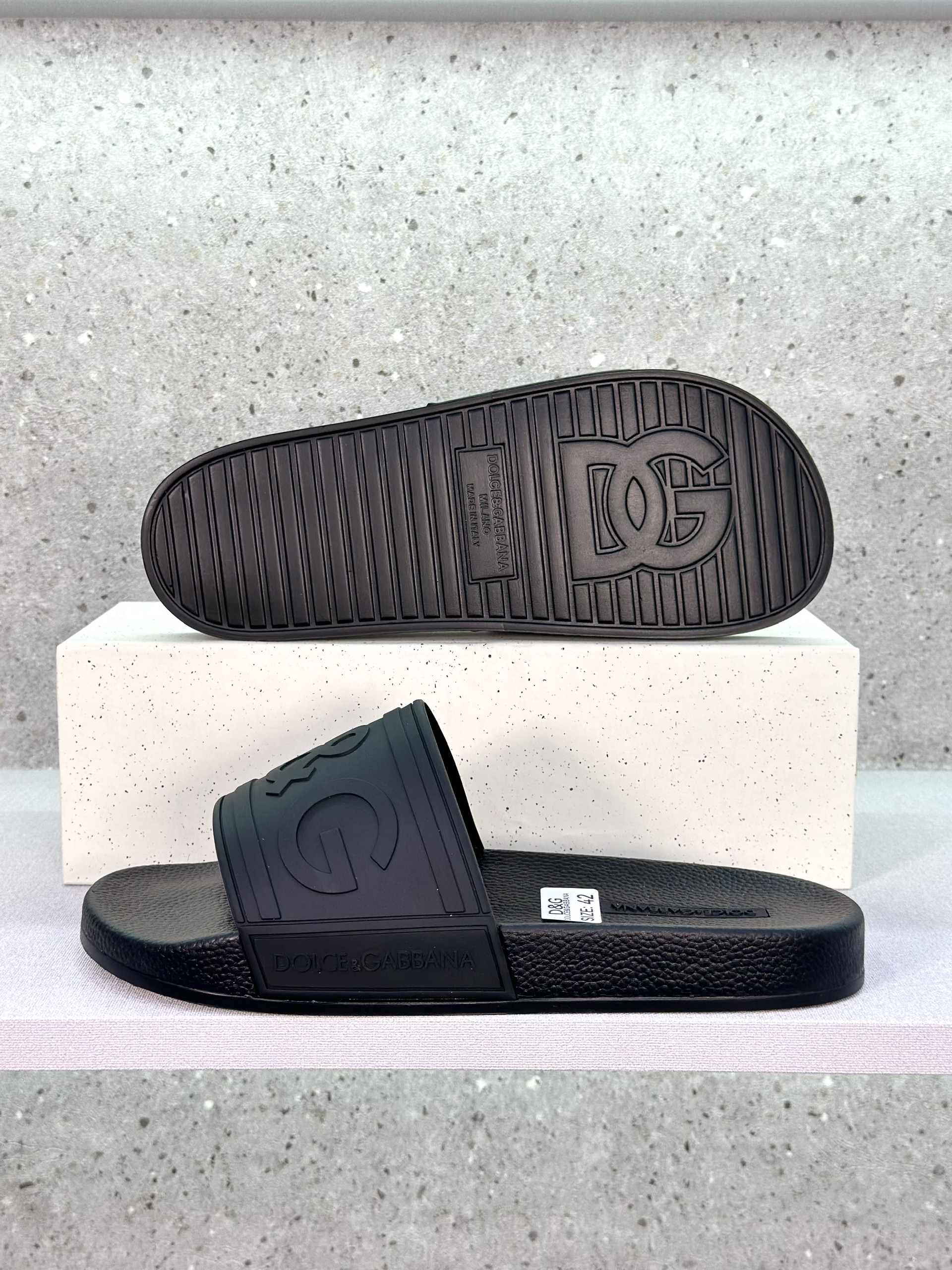 Dép lê quai ngang Dolce Gabbana DG Đen logo chữ nổi Like Auth on web fullbox bill thẻ VTN