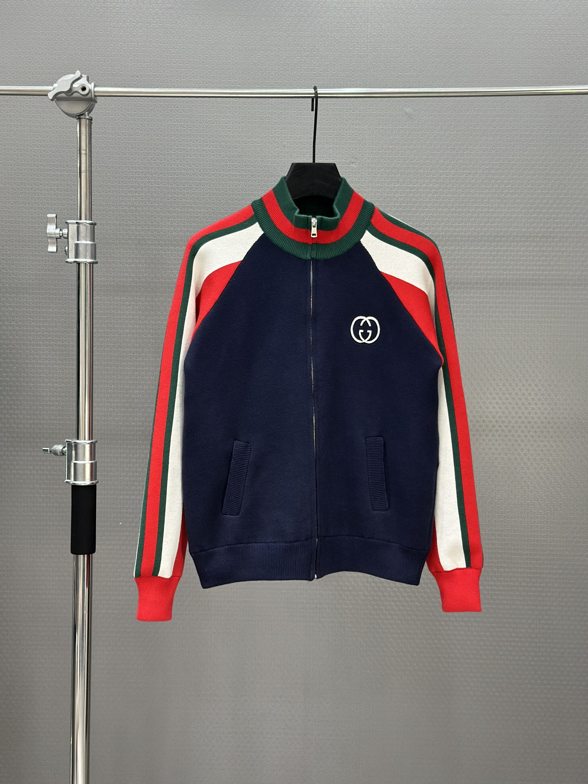 Áo khoác len khóa Gucci GC Xanh Than kẻ tay Xanh Đỏ Trắng logo thêu ngực Like Auth 48-54 VTN