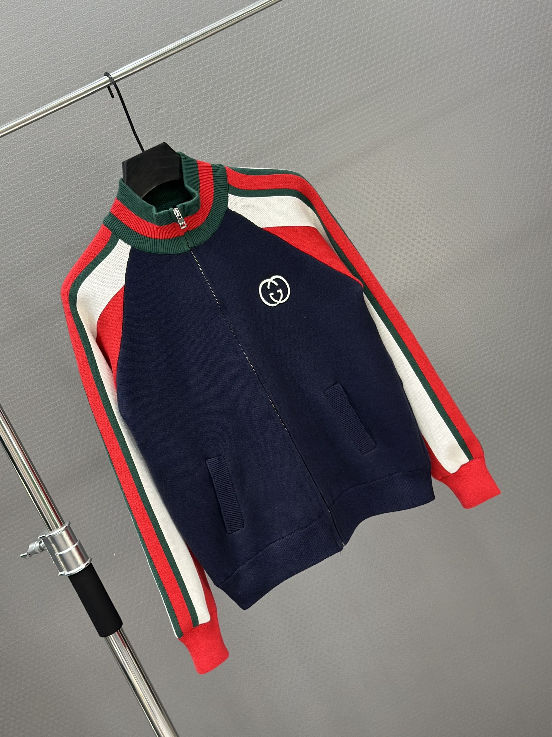 Áo khoác len khóa Gucci GC Xanh Than kẻ tay Xanh Đỏ Trắng logo thêu ngực Like Auth 48-54 VTN