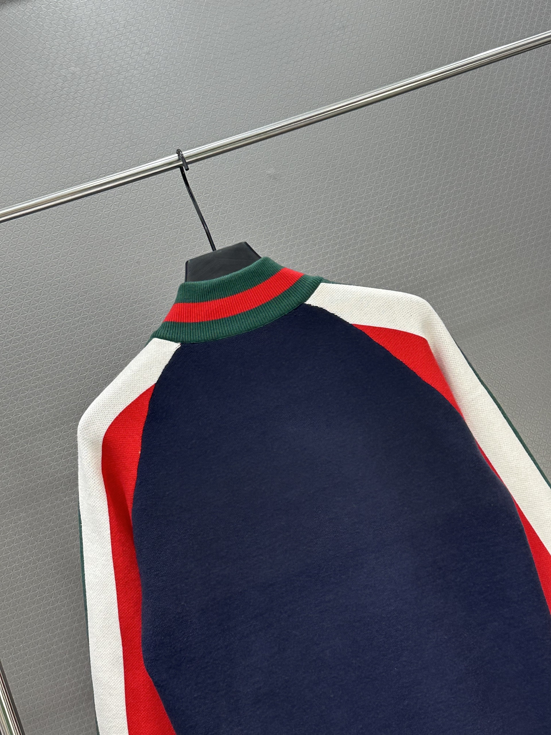 Áo khoác len khóa Gucci GC Xanh Than kẻ tay Xanh Đỏ Trắng logo thêu ngực Like Auth 48-54 VTN