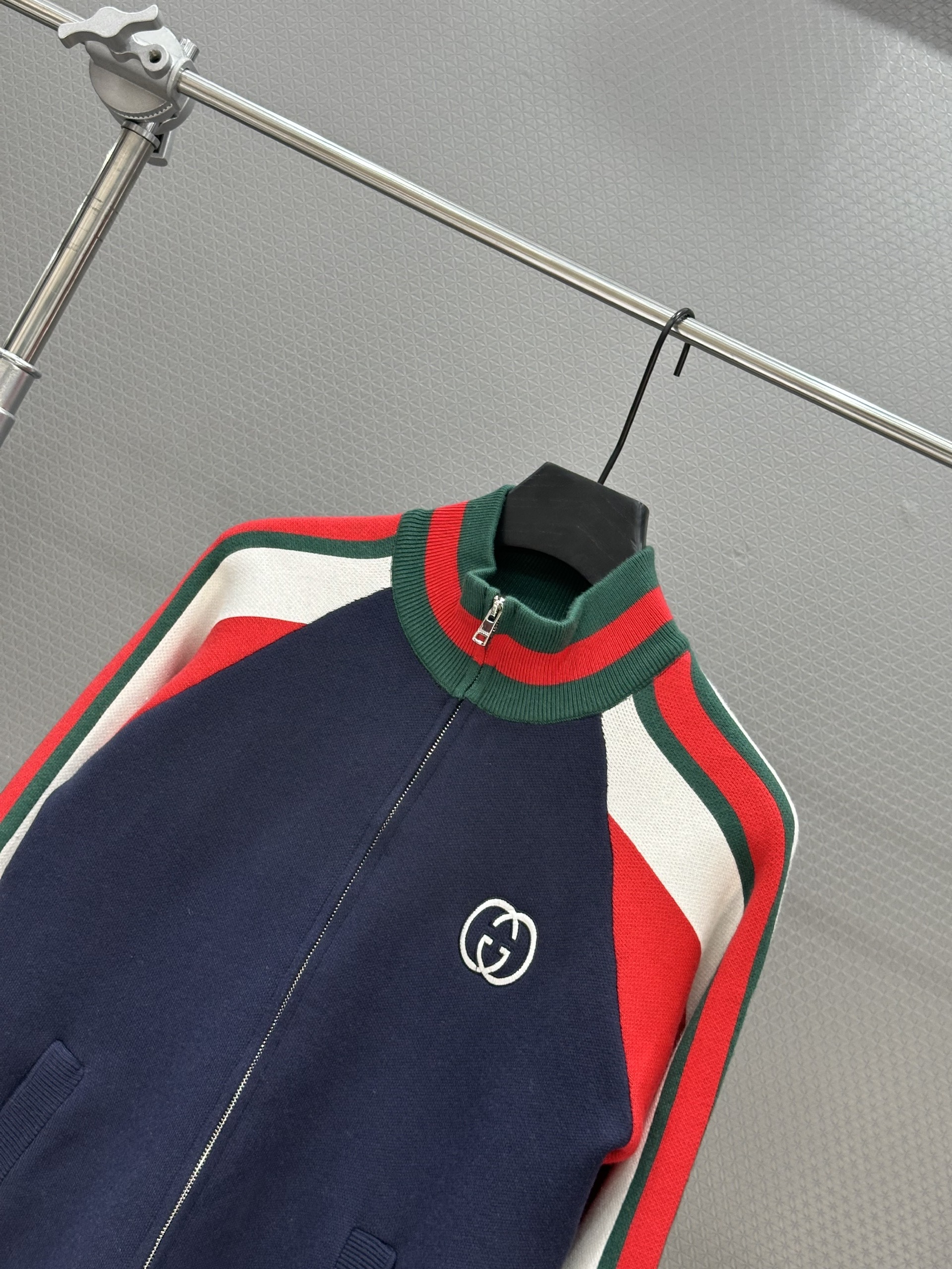 Áo khoác len khóa Gucci GC Xanh Than kẻ tay Xanh Đỏ Trắng logo thêu ngực Like Auth 48-54 VTN