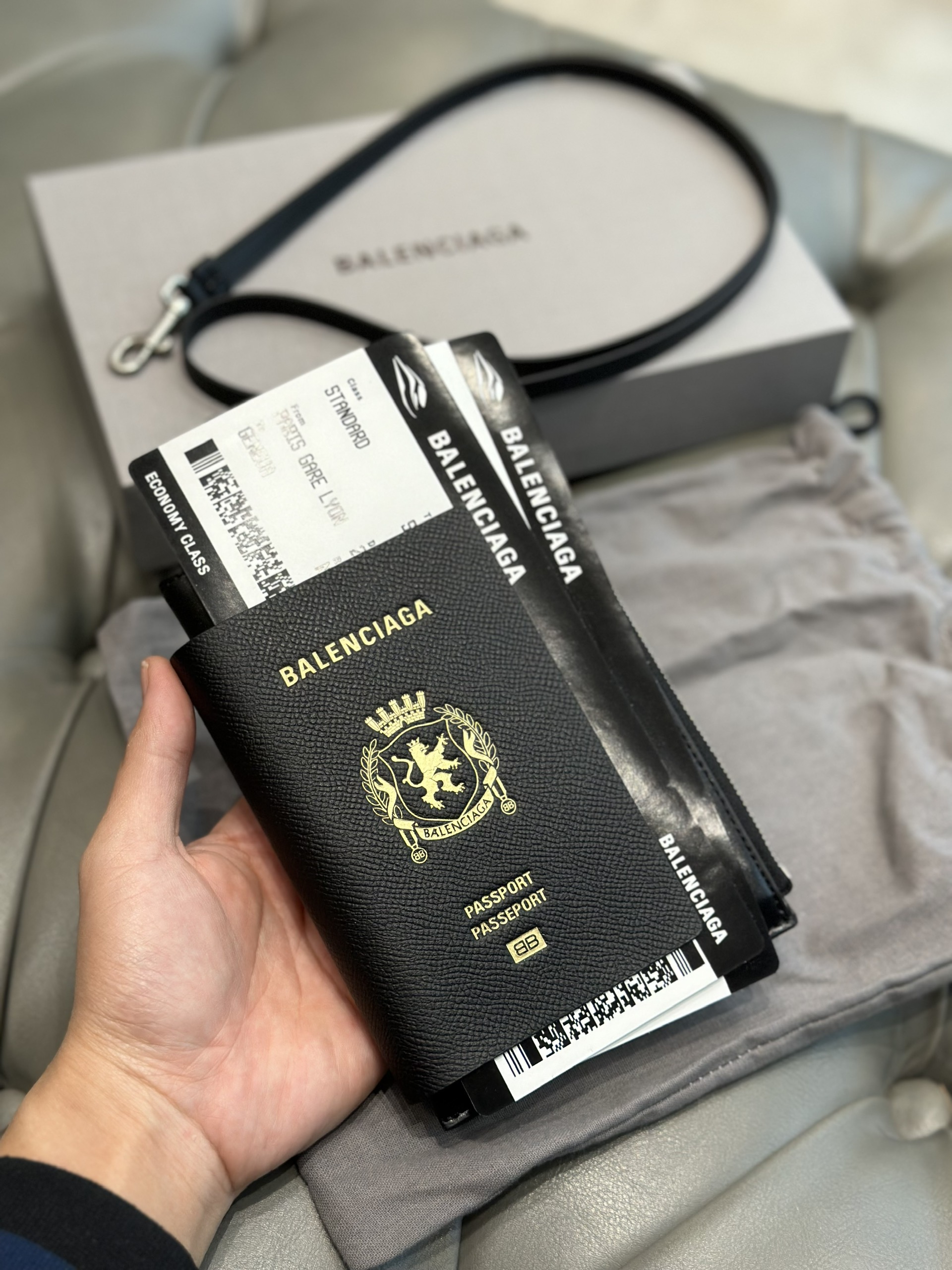 Túi đeo chéo Balenciaga hình hộ chiếu bản 1-1 on web VTN