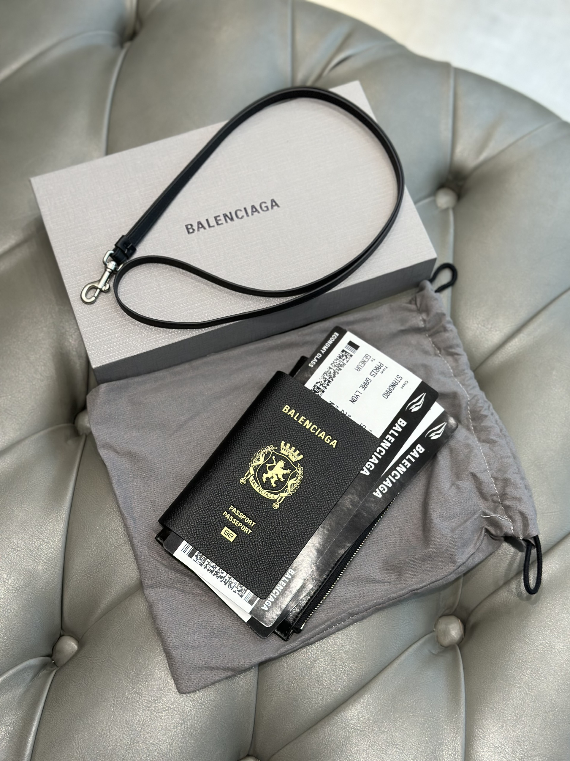 Túi đeo chéo Balenciaga hình hộ chiếu bản 1-1 on web VTN