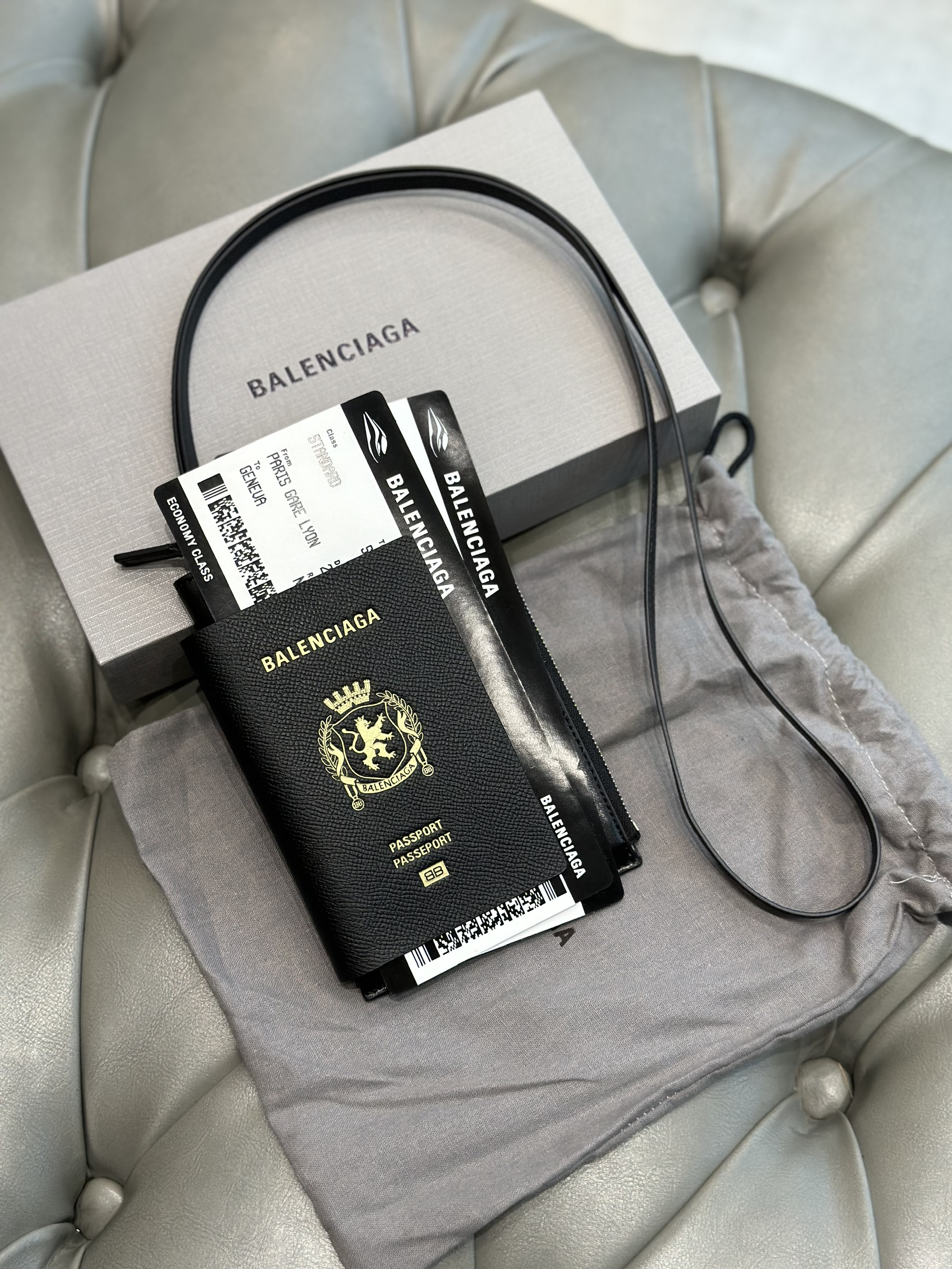 Túi đeo chéo Balenciaga hình hộ chiếu bản 1-1 on web VTN